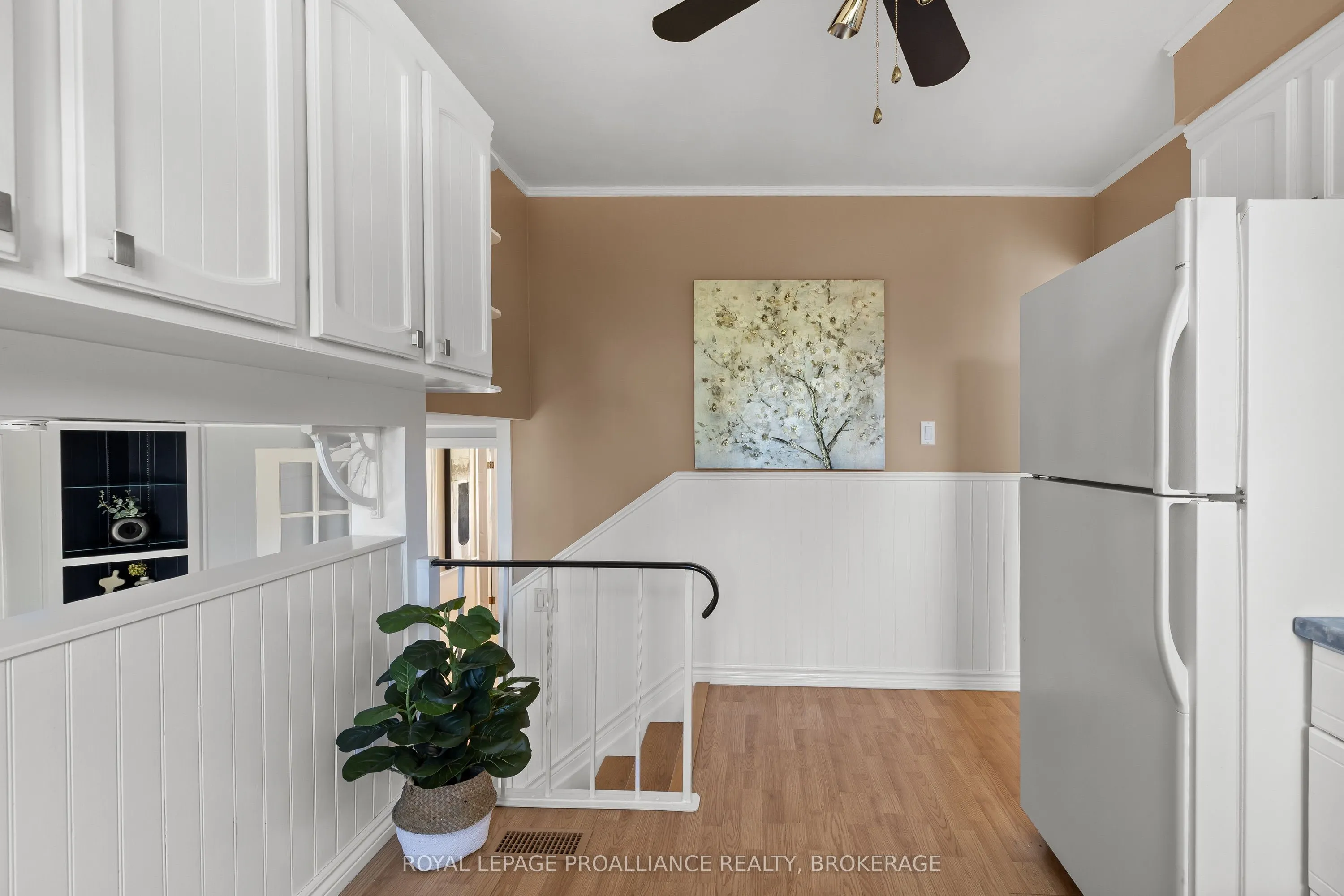 35 Manitou Crescent E