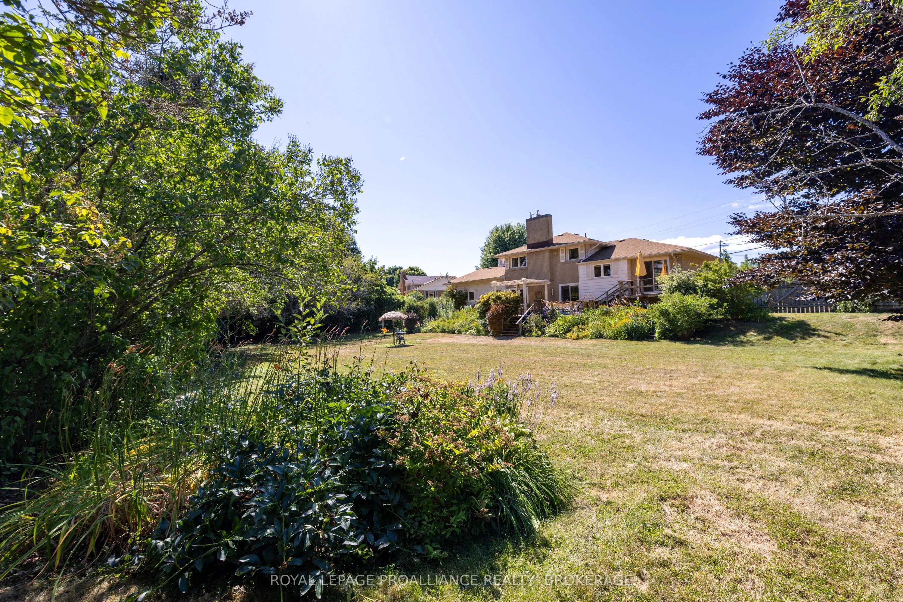 35 Manitou Crescent E