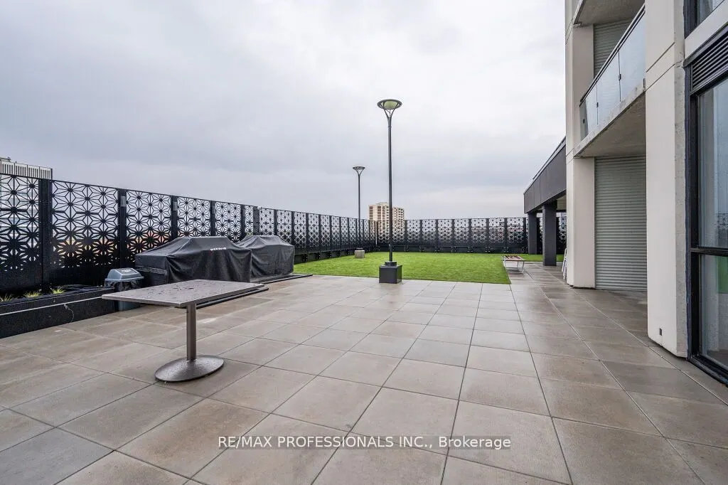 60 Charles Street W, #903