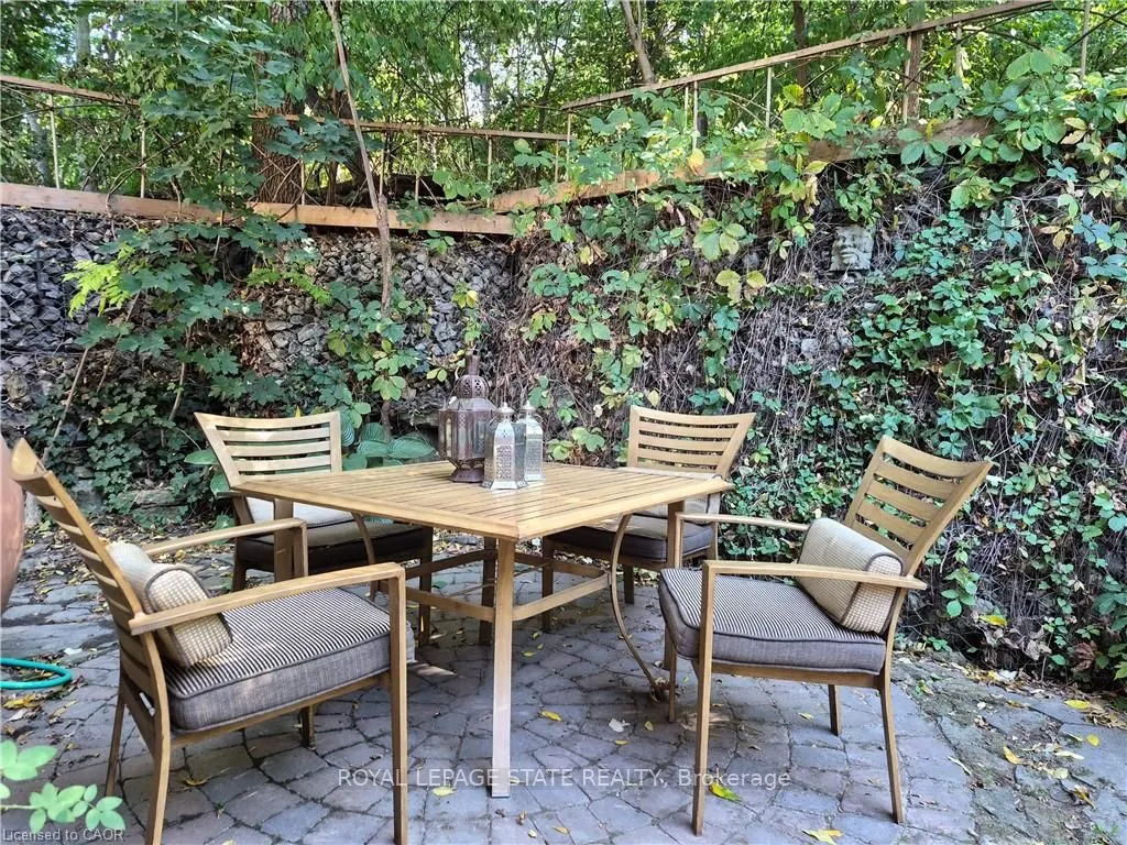 210 Charlton Avenue E