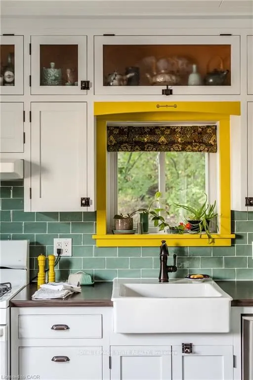 210 Charlton Avenue E