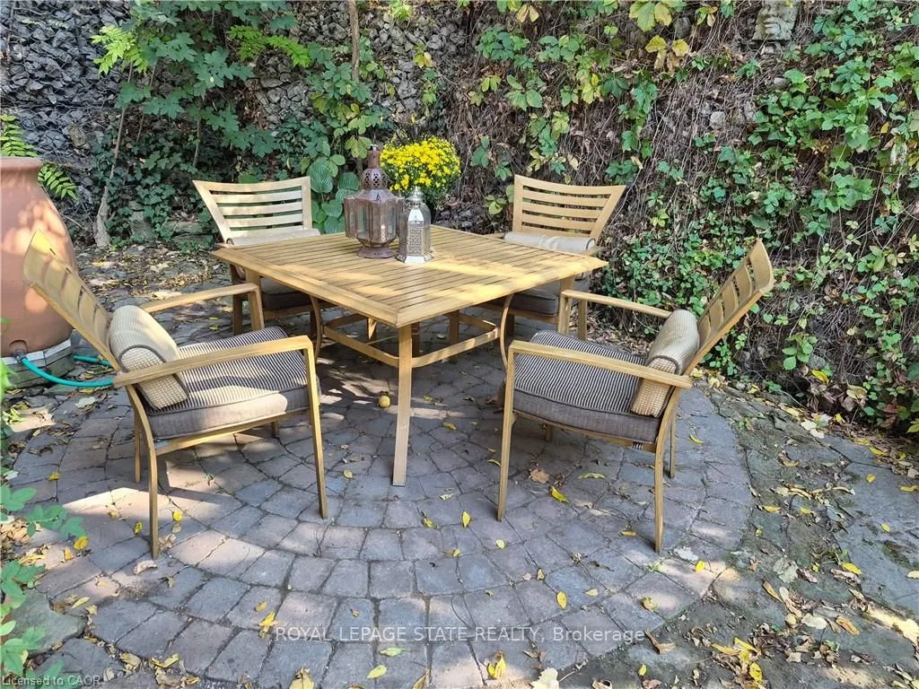 210 Charlton Avenue E