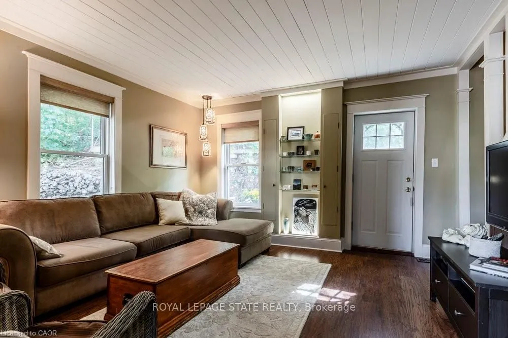 210 Charlton Avenue E