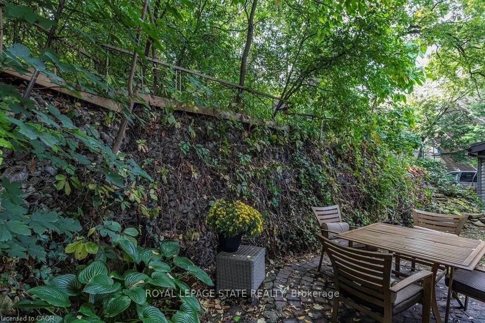 210 Charlton Avenue E