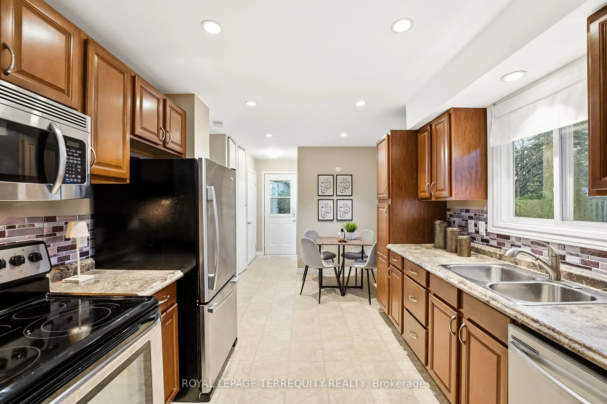 652 Spragge Crescent