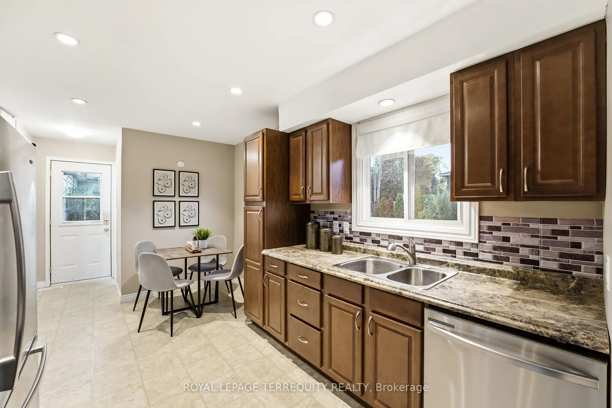 652 Spragge Crescent