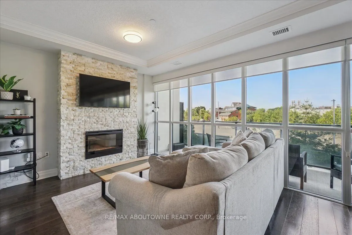 150 Wellington Street E, #405