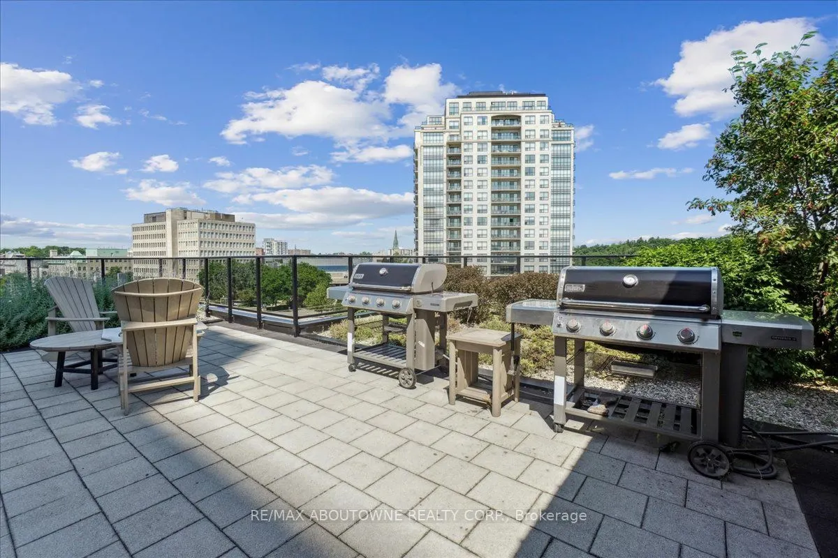 150 Wellington Street E, #405