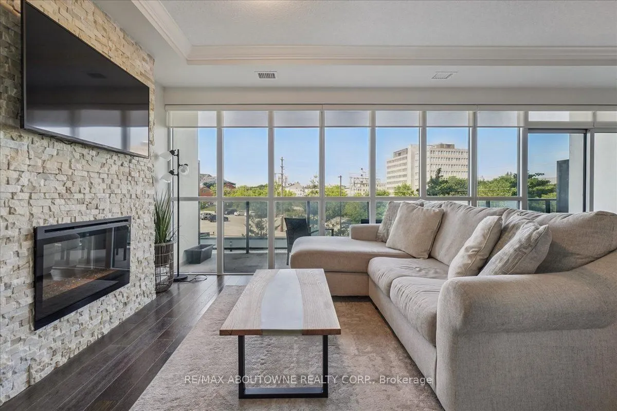 150 Wellington Street E, #405