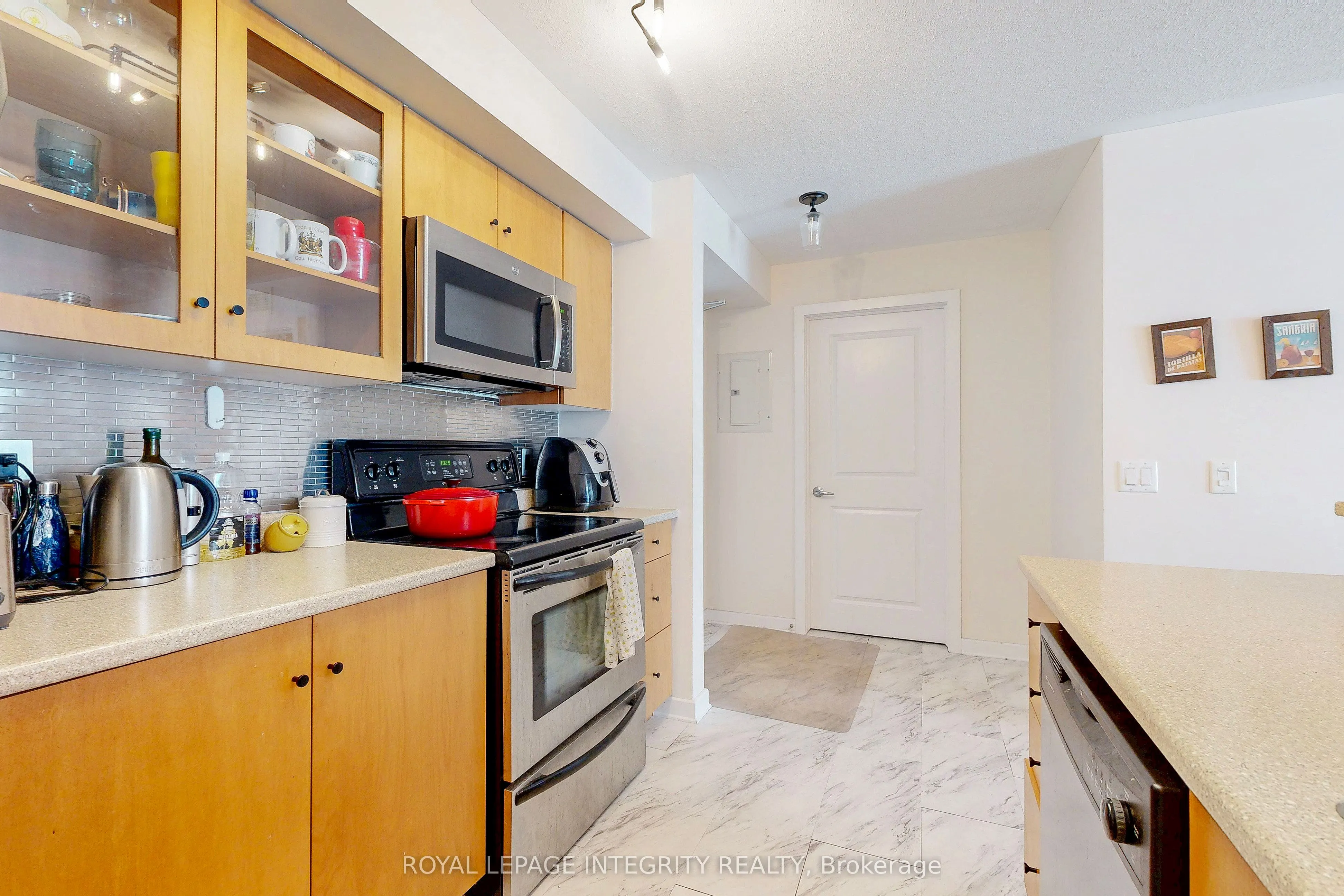 138 Somerset Street W, #203