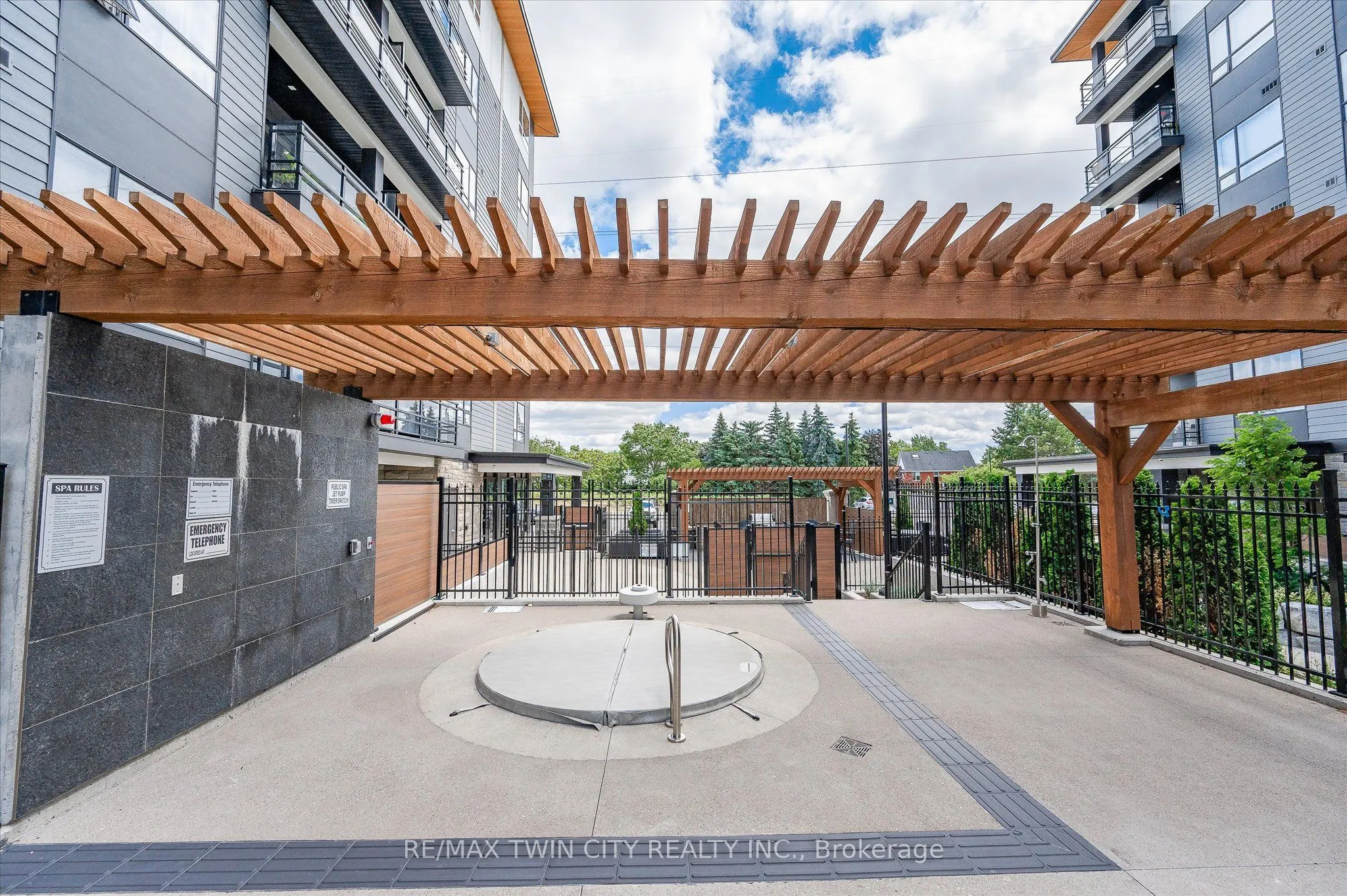 251 NORTHFIELD Drive E, #609