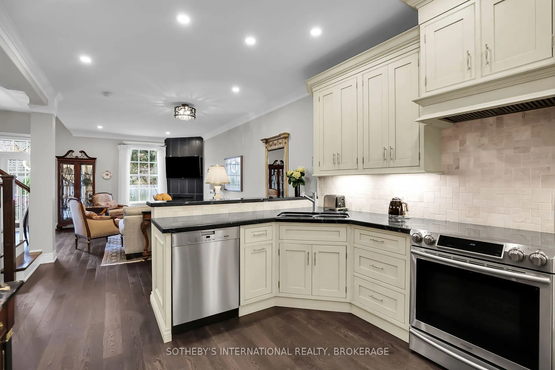 175 Queen Street N, #4