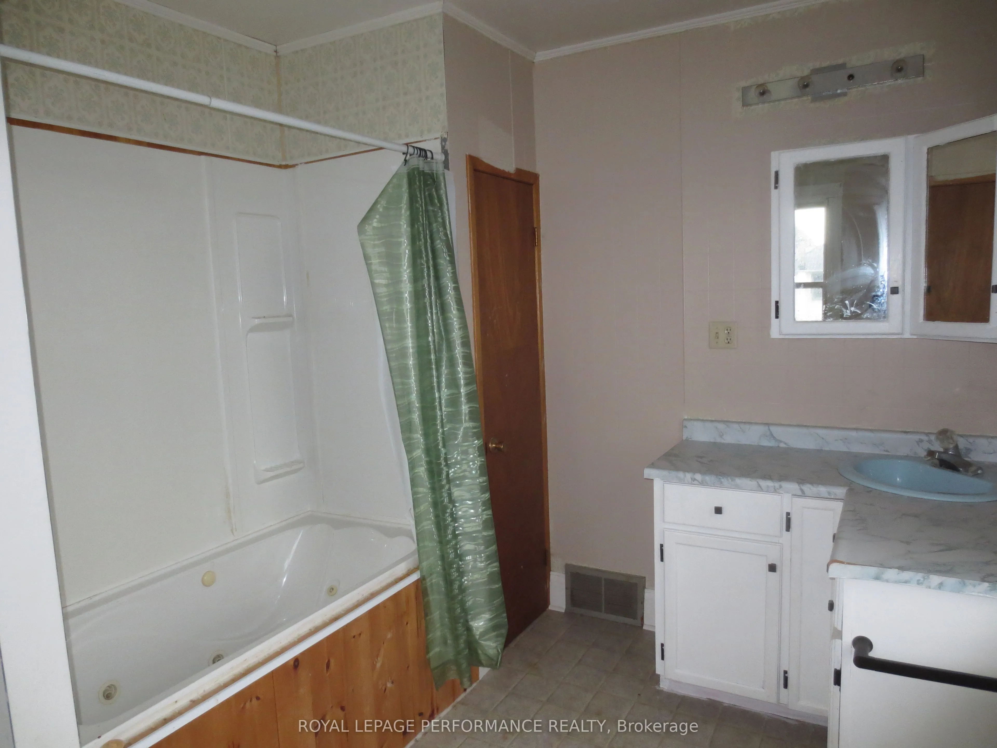 18491 Hughie Munro Street