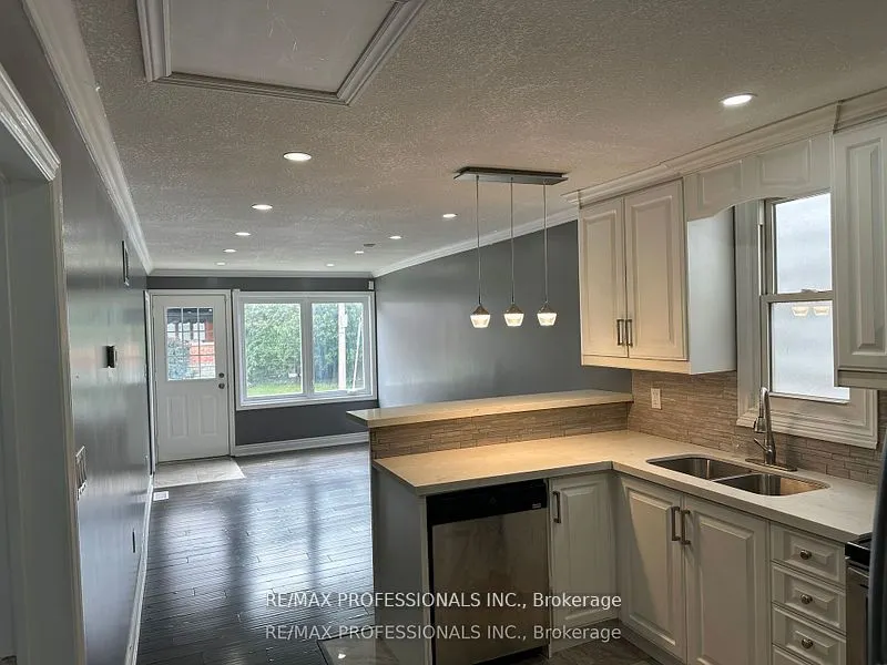 167.5 Grosvenor Avenue N, #Upper