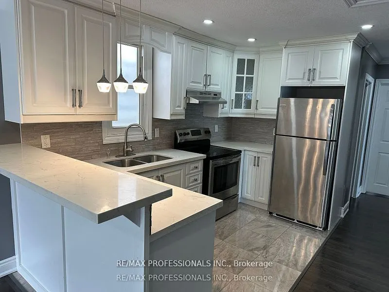 167.5 Grosvenor Avenue N, #Upper