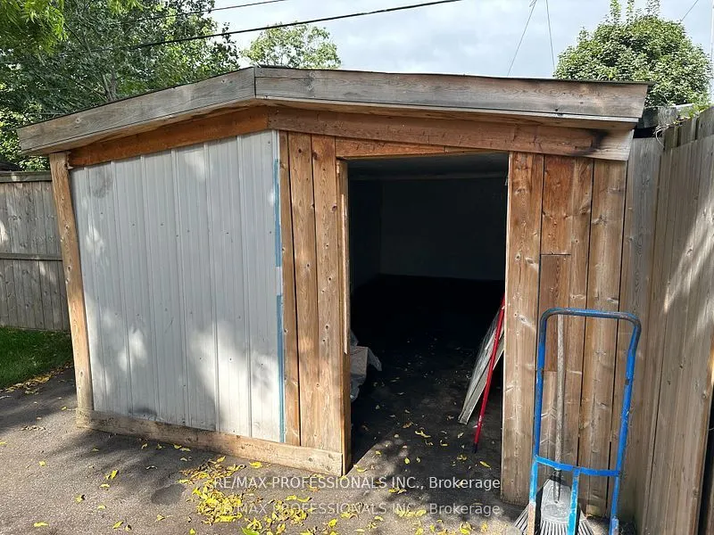 167.5 Grosvenor Avenue N, #Upper