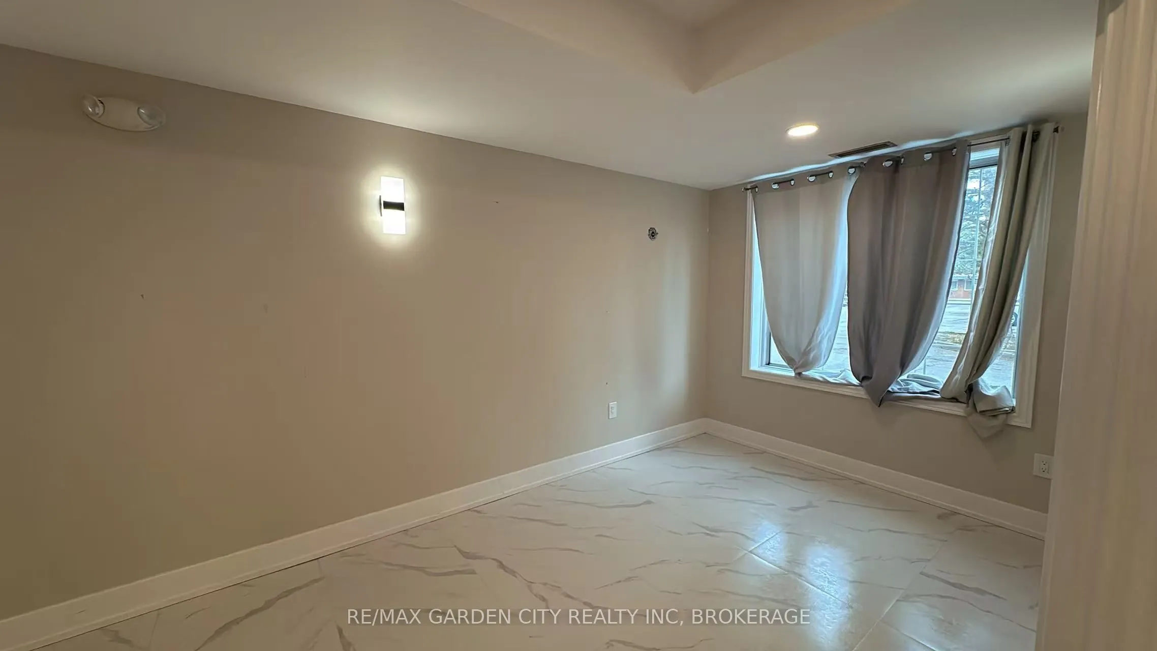 7737 Lundy's Lane, #Commercial Unit