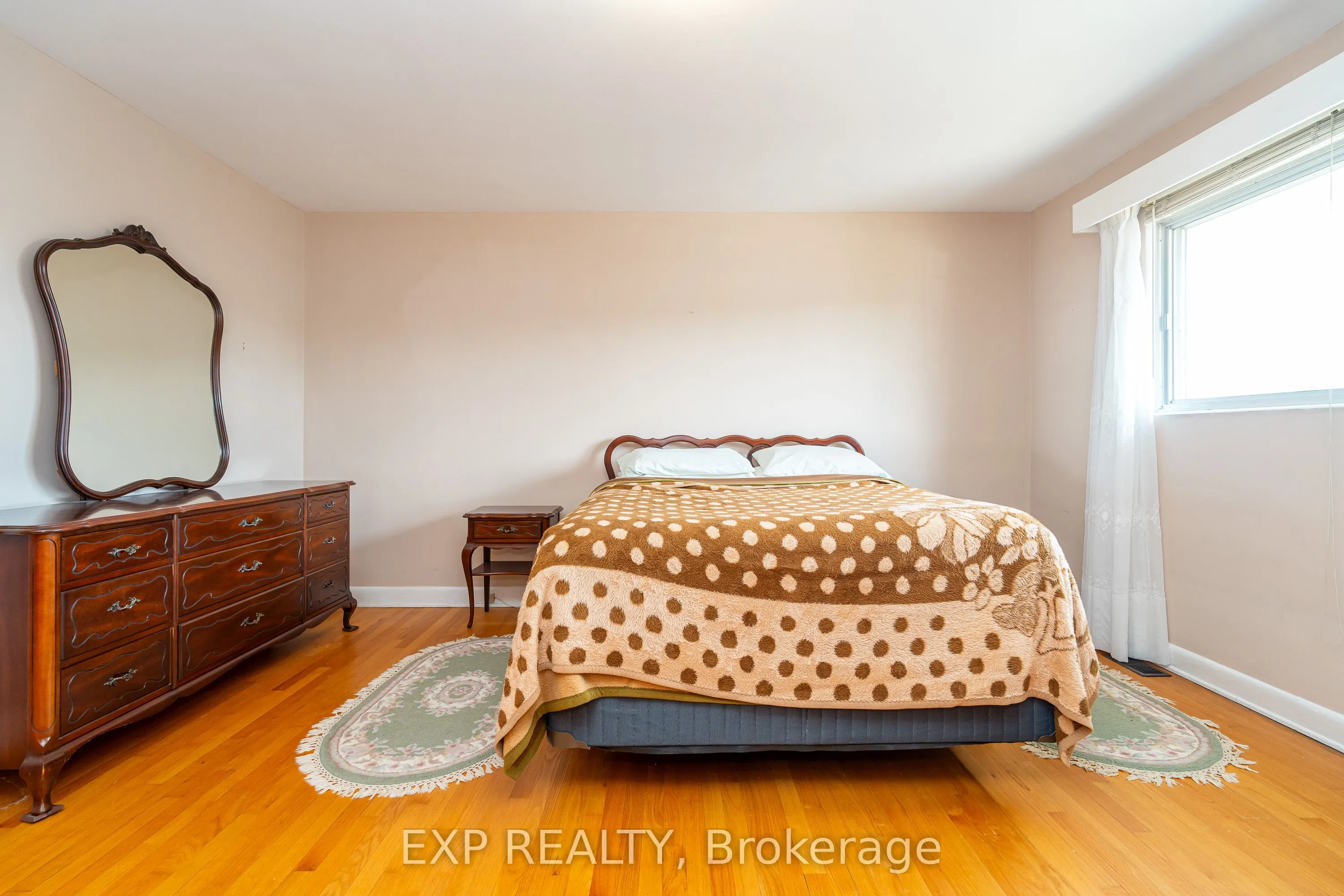 1008 Riddell Avenue S