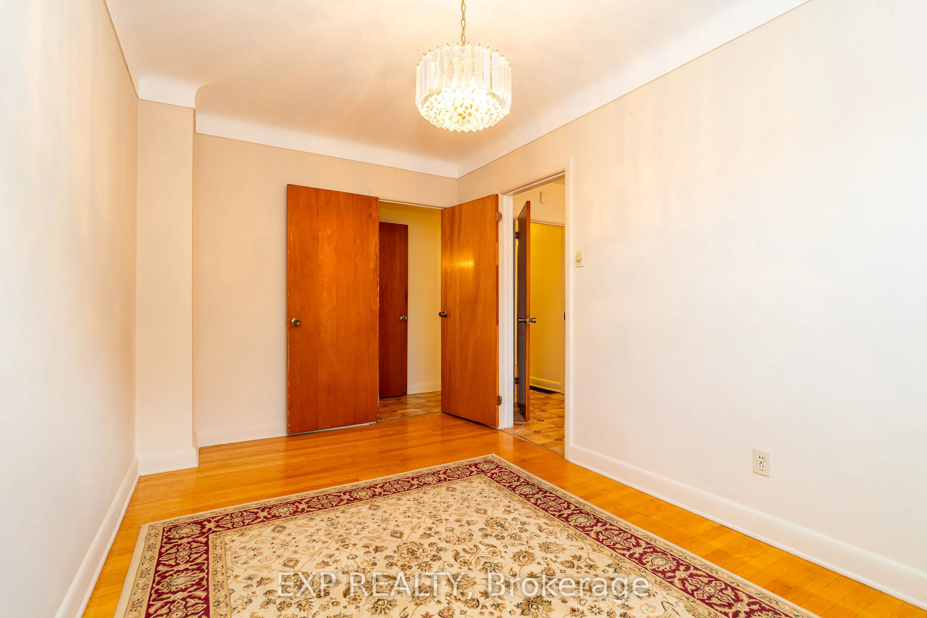 1008 Riddell Avenue S