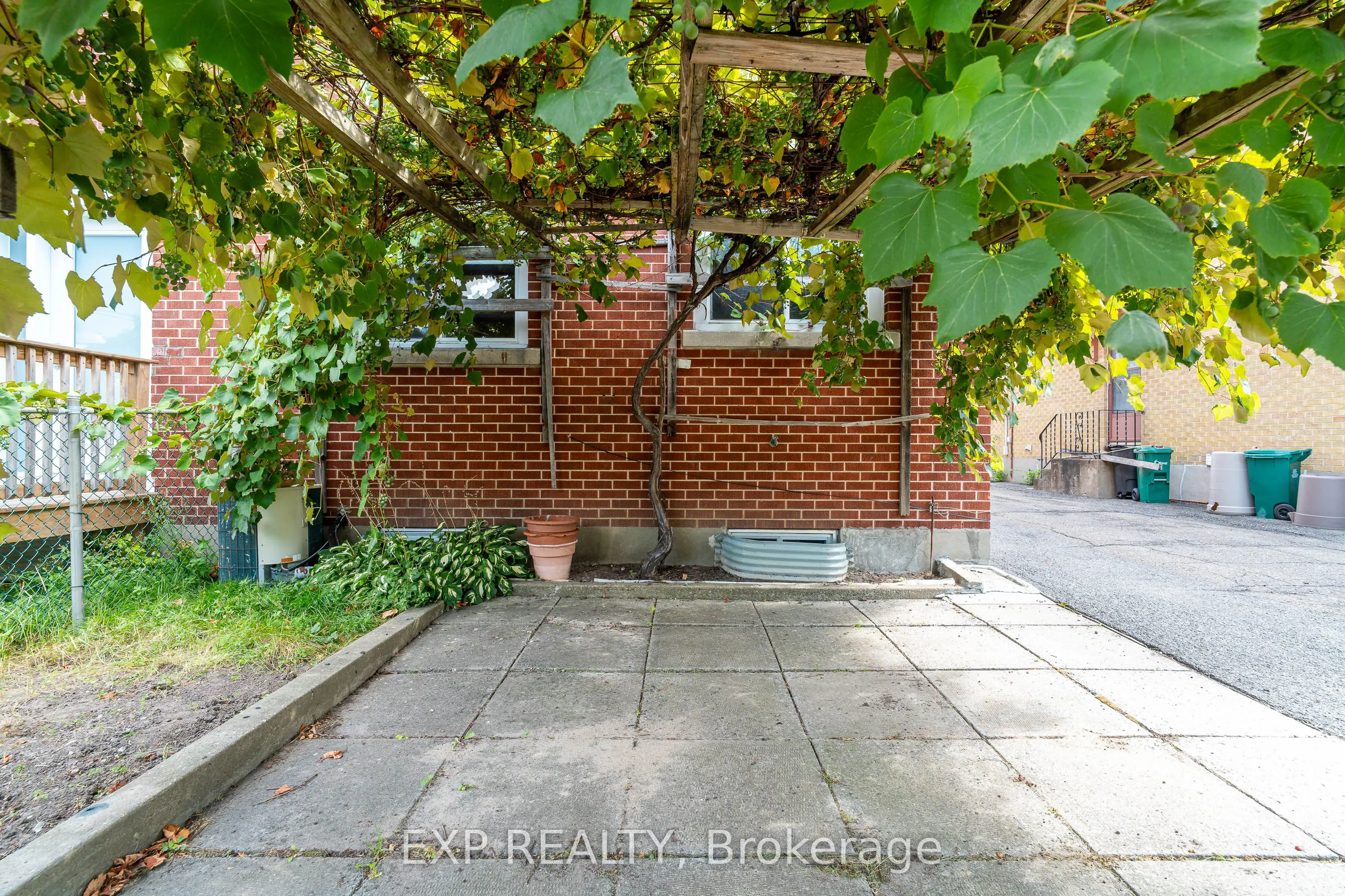 1008 Riddell Avenue S