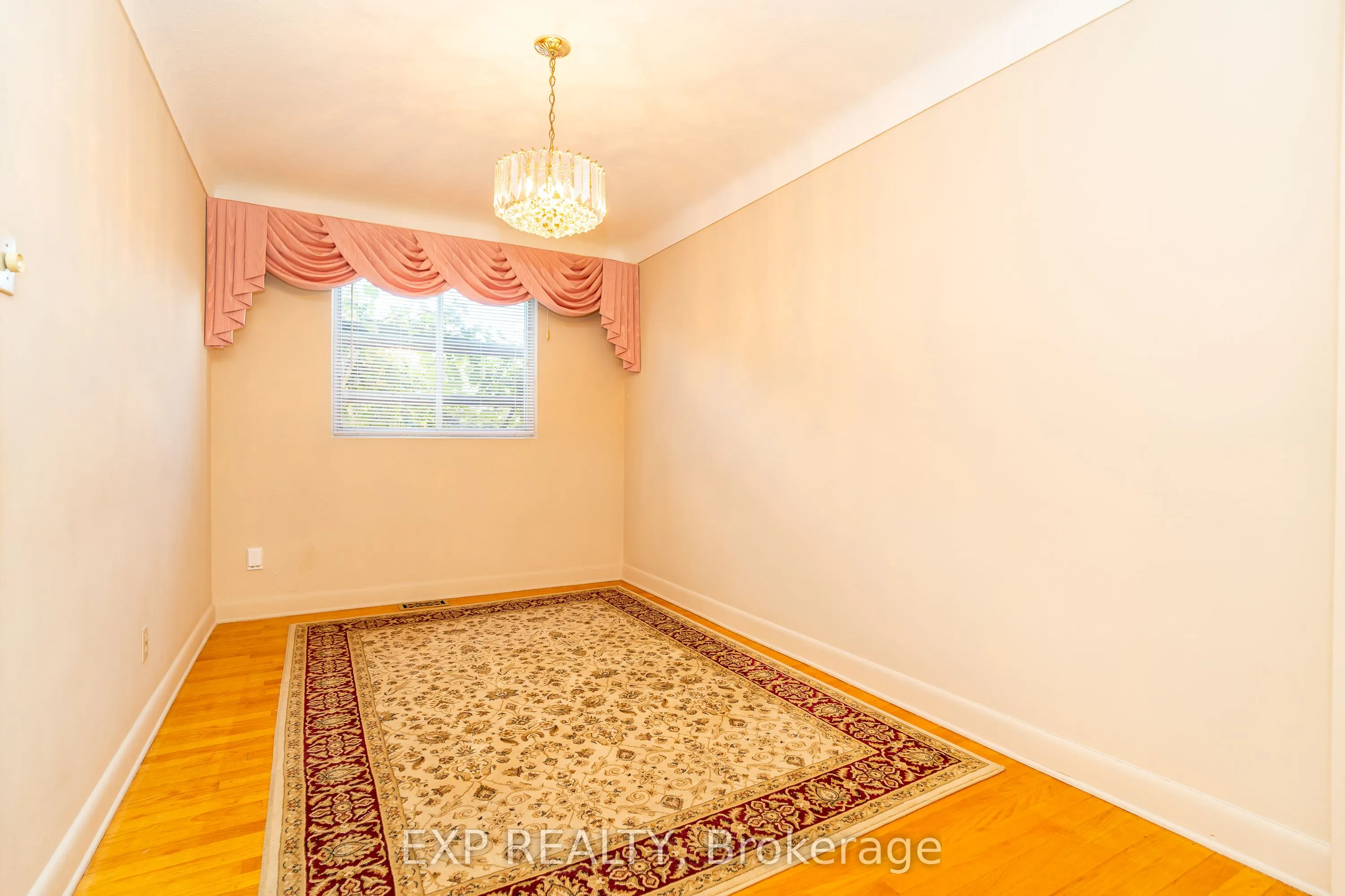 1008 Riddell Avenue S