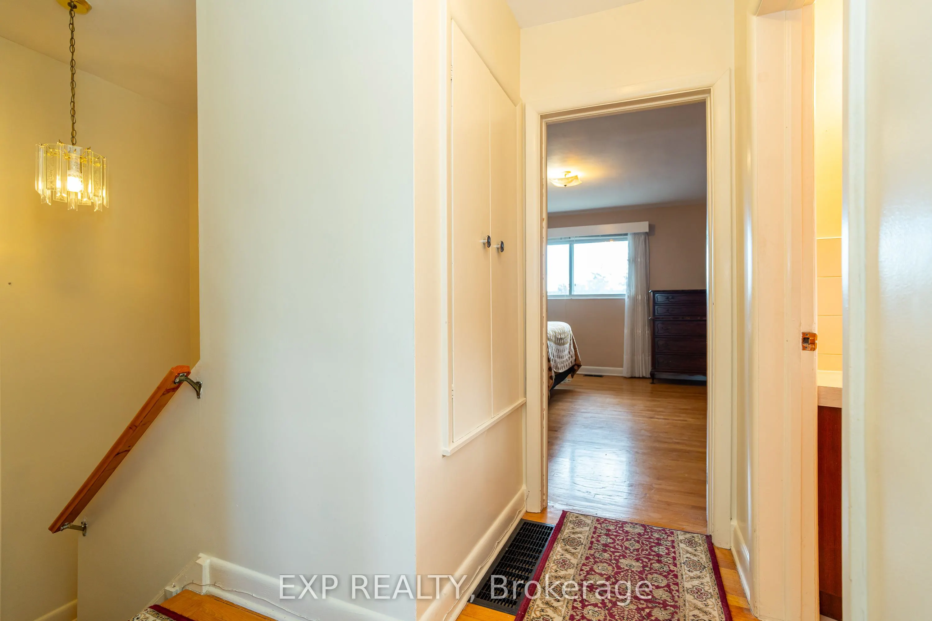 1008 Riddell Avenue S