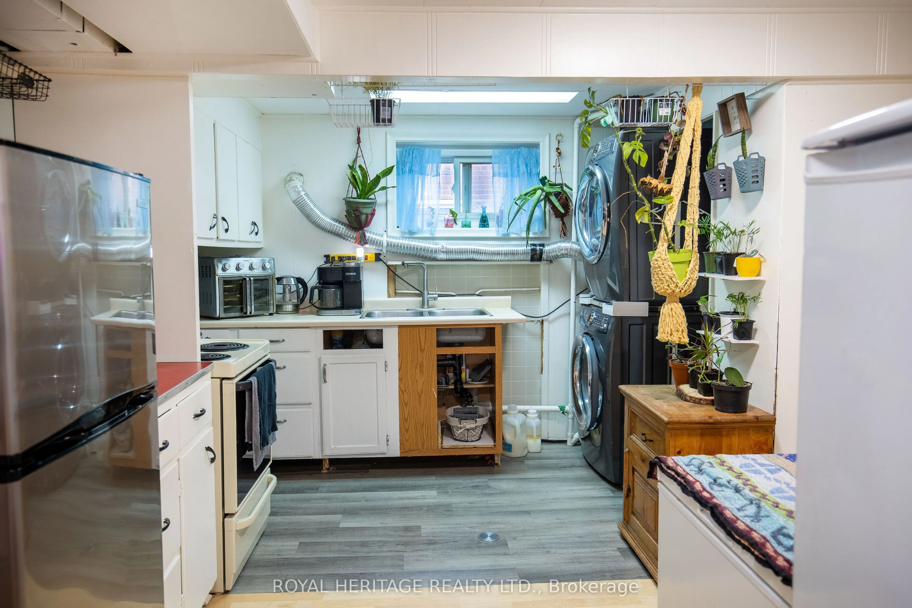 111 Adelaide Street N