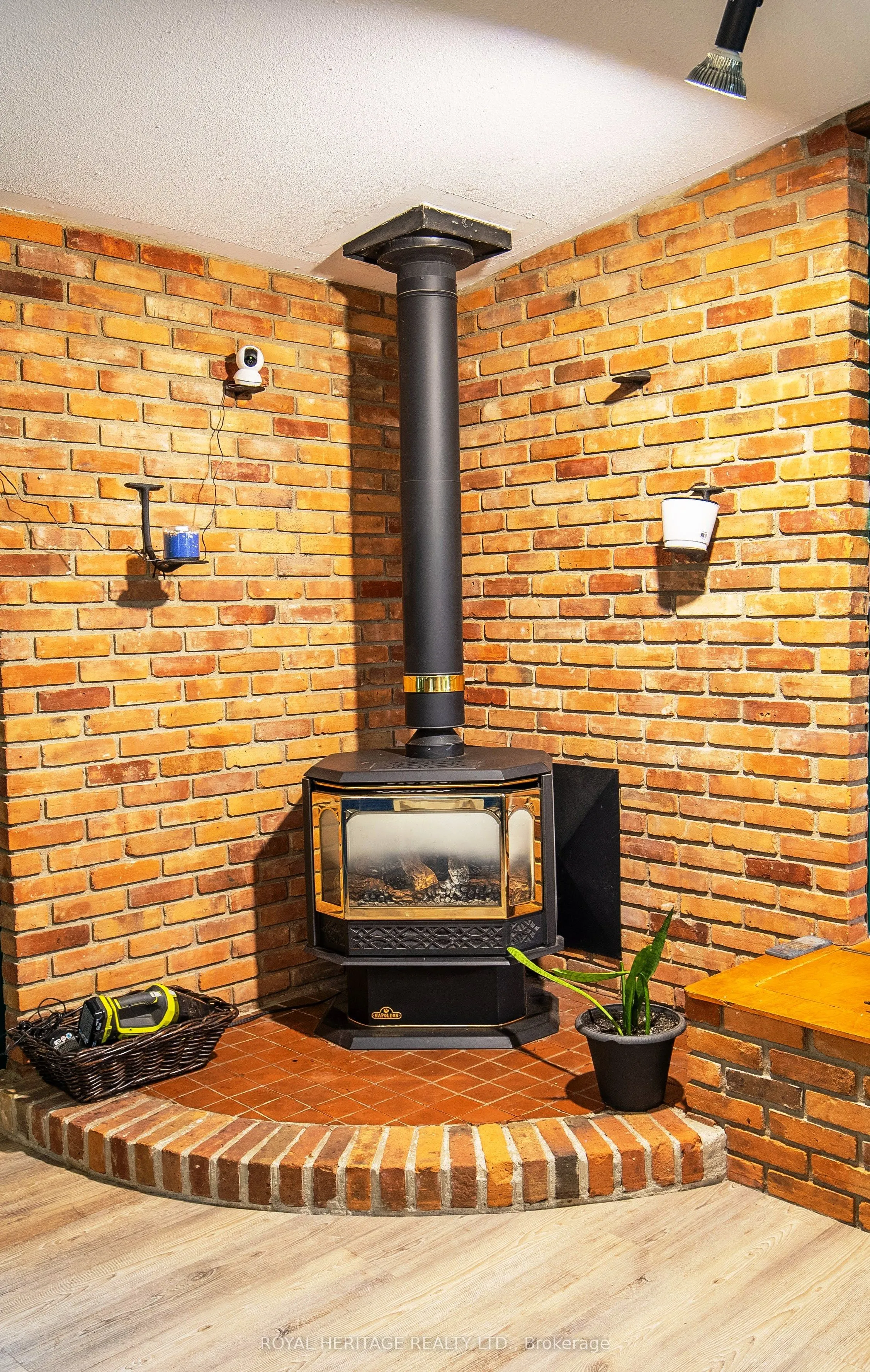 111 Adelaide Street N