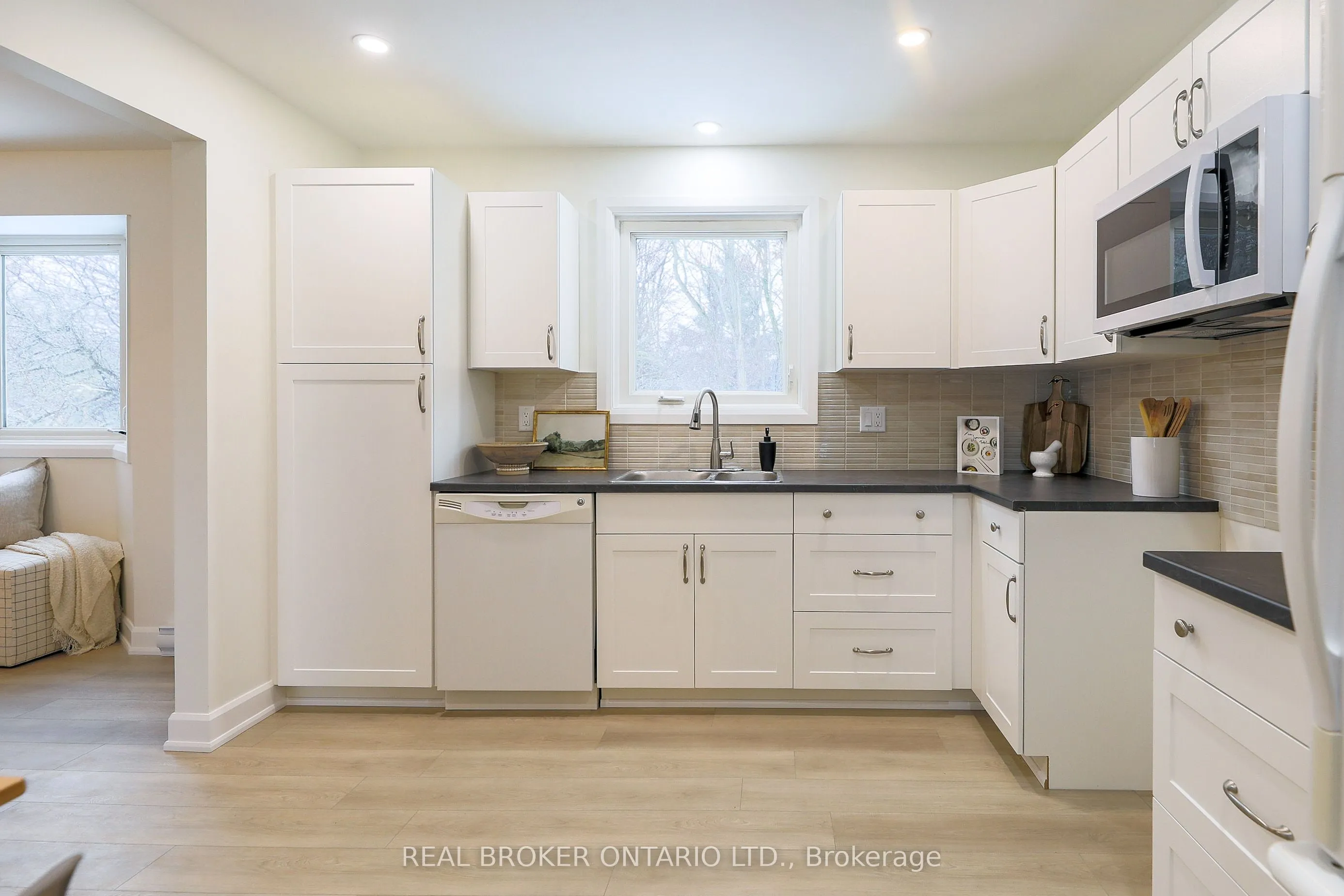 412 Main St Street E