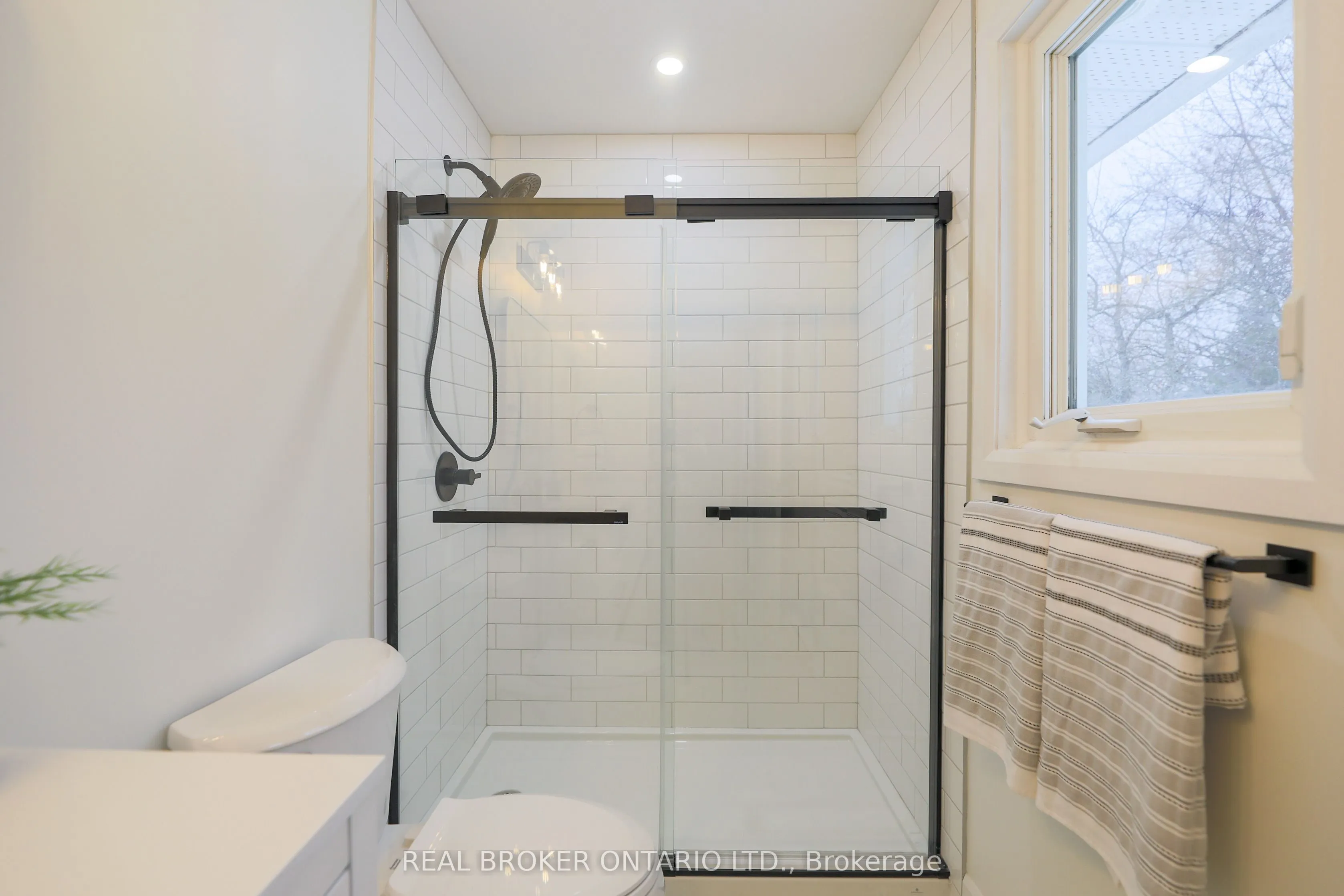 412 Main St Street E