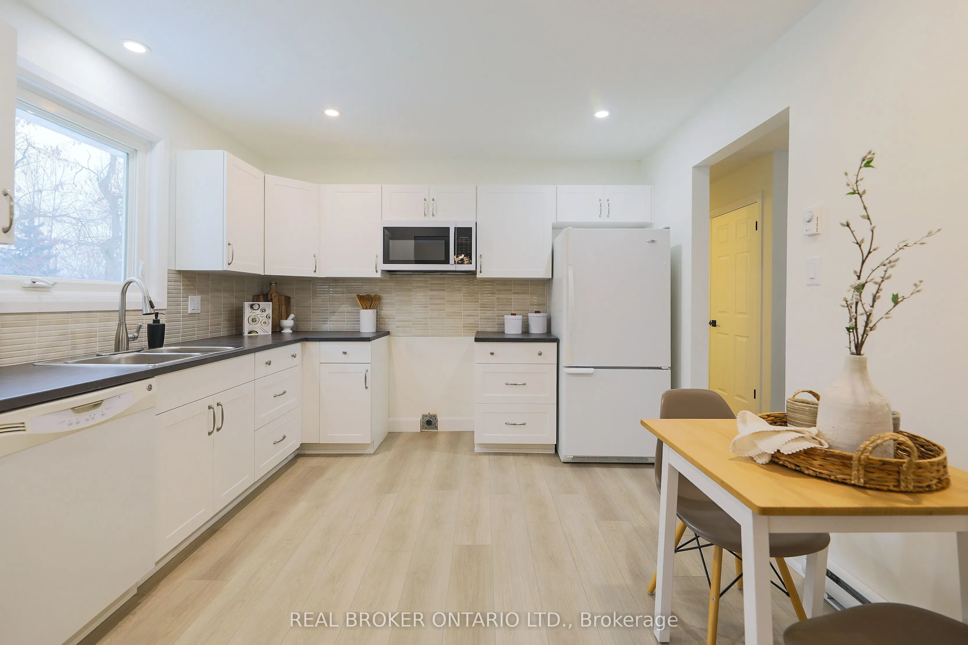 412 Main St Street E