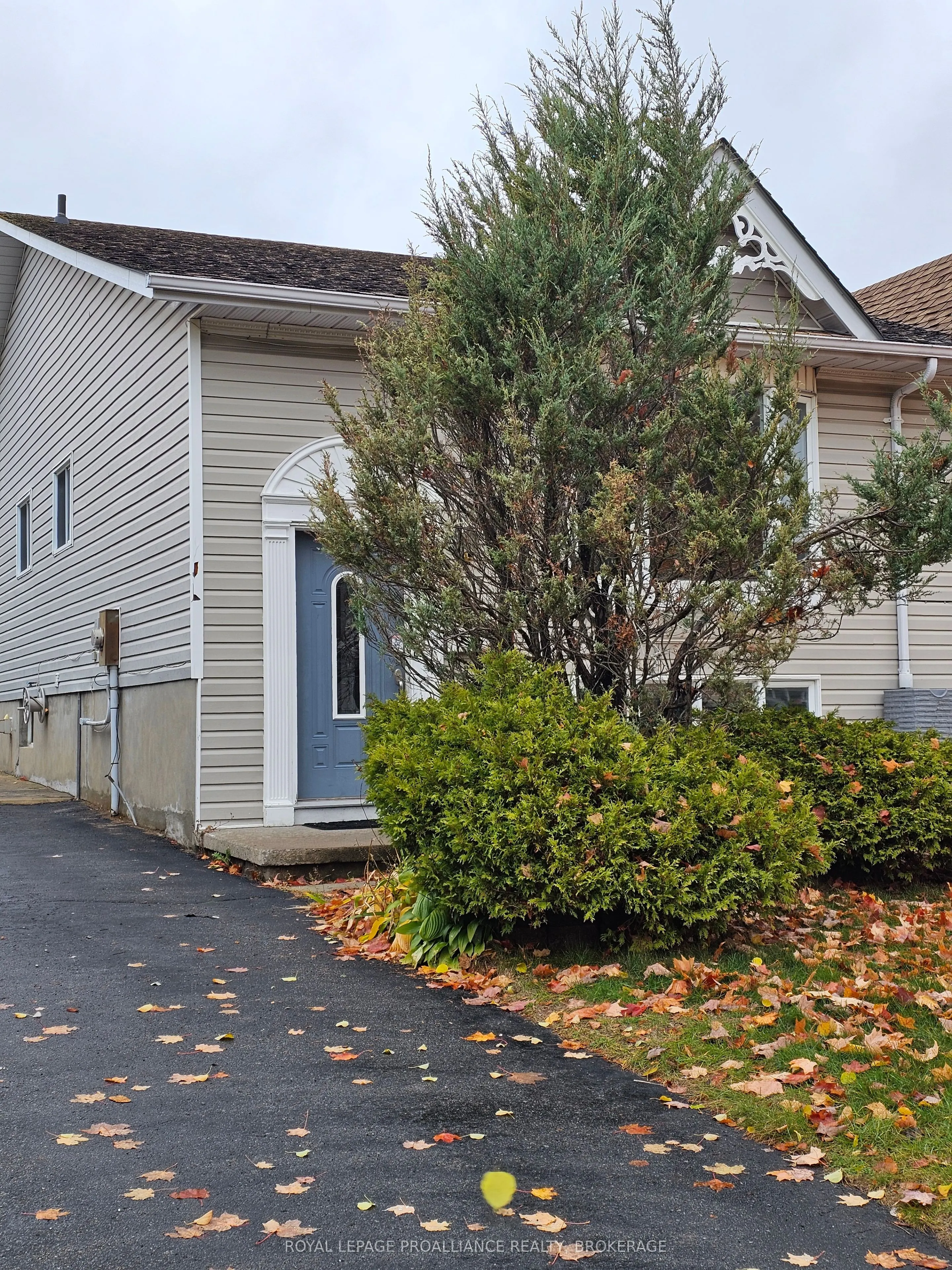 915 Warburton Crescent