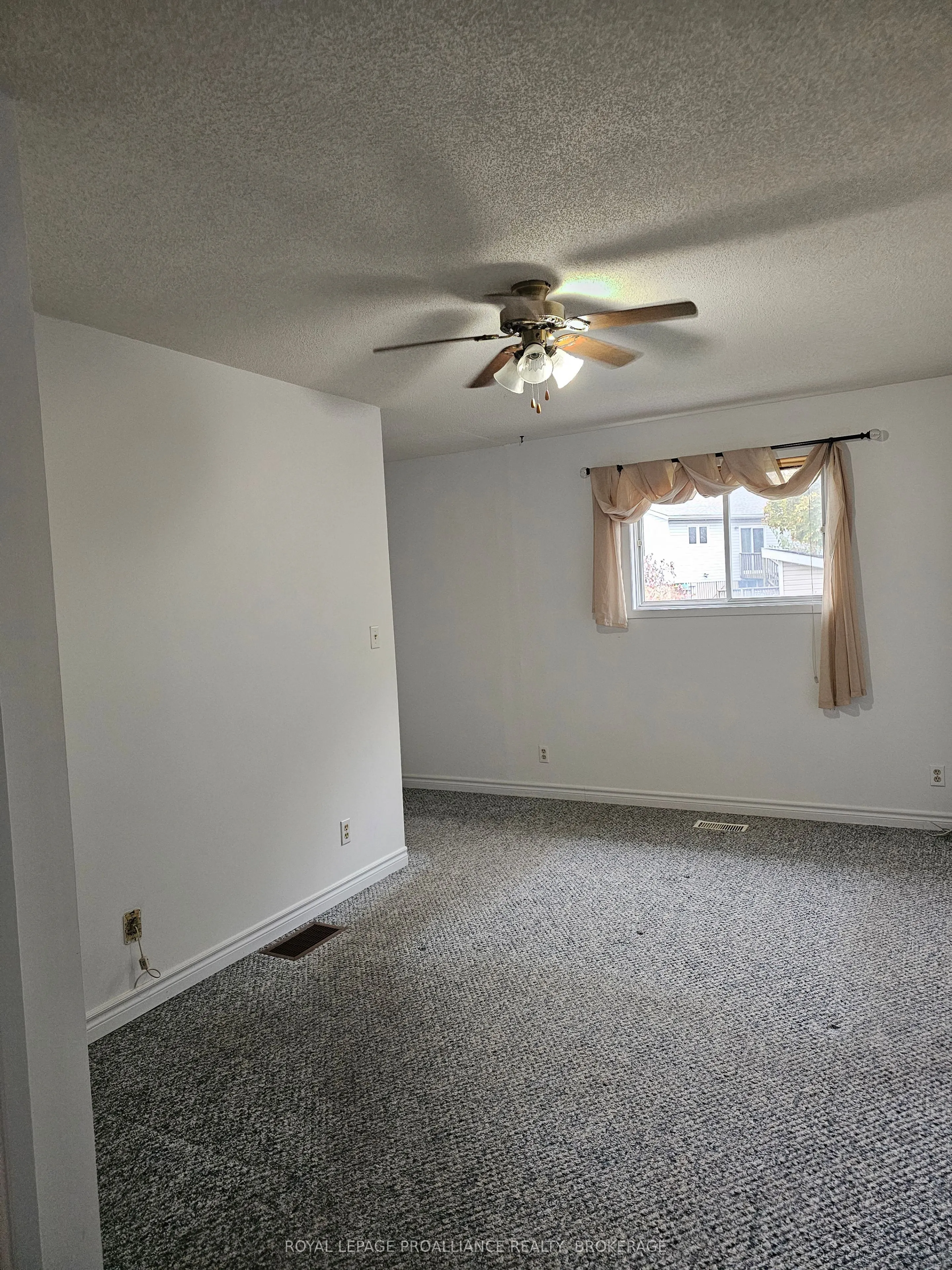 915 Warburton Crescent