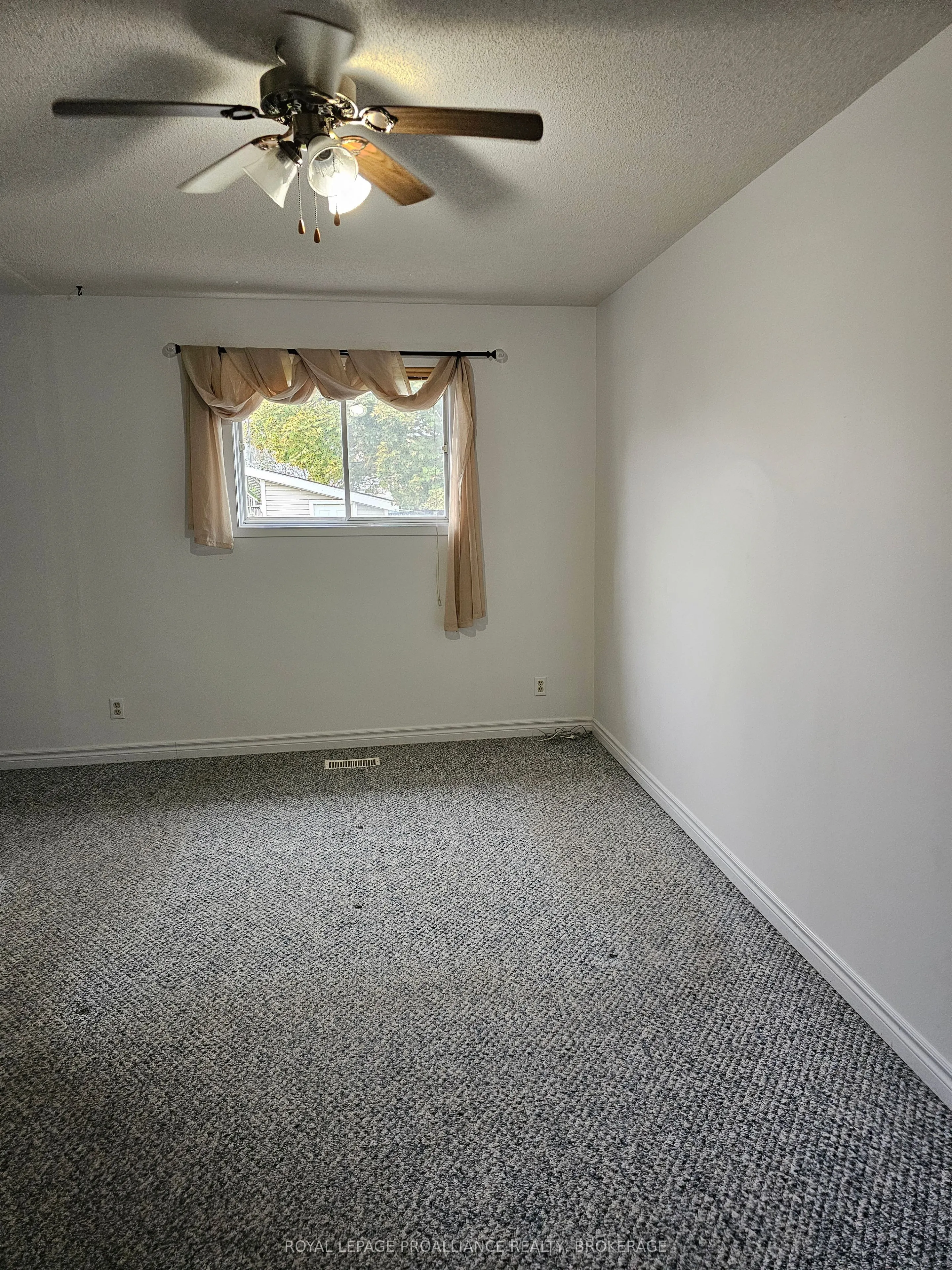 915 Warburton Crescent