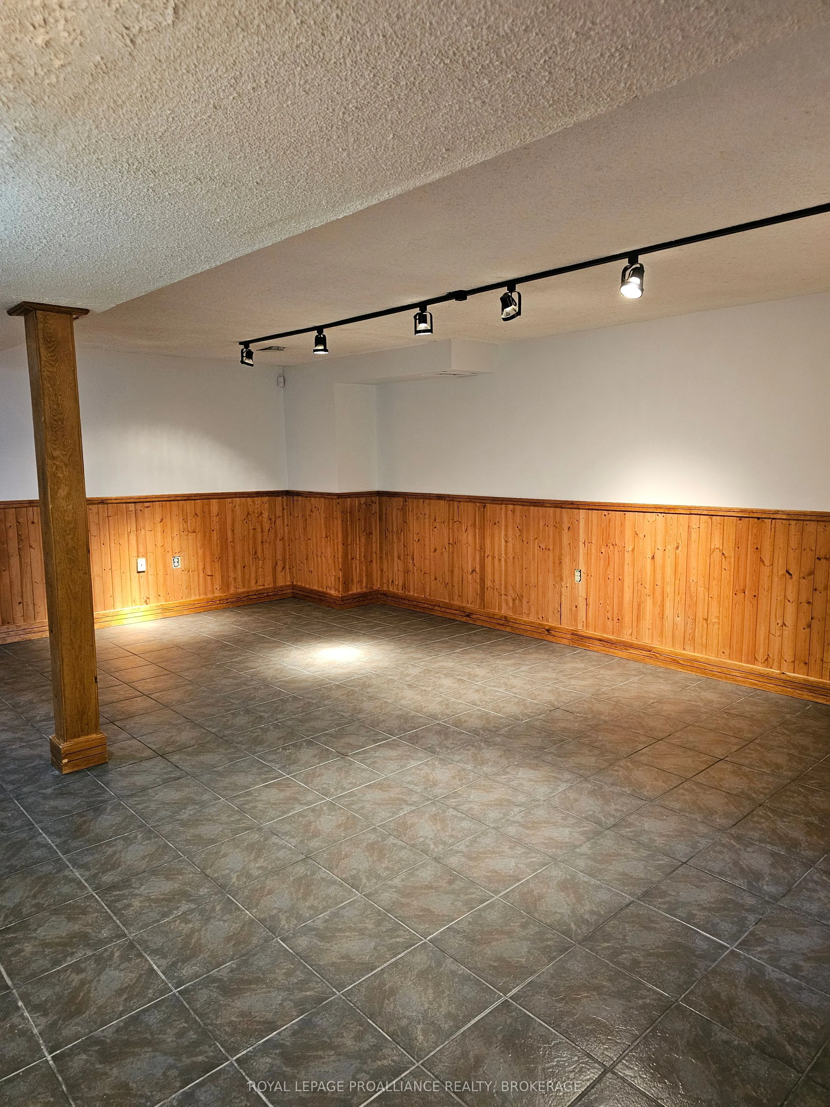 915 Warburton Crescent