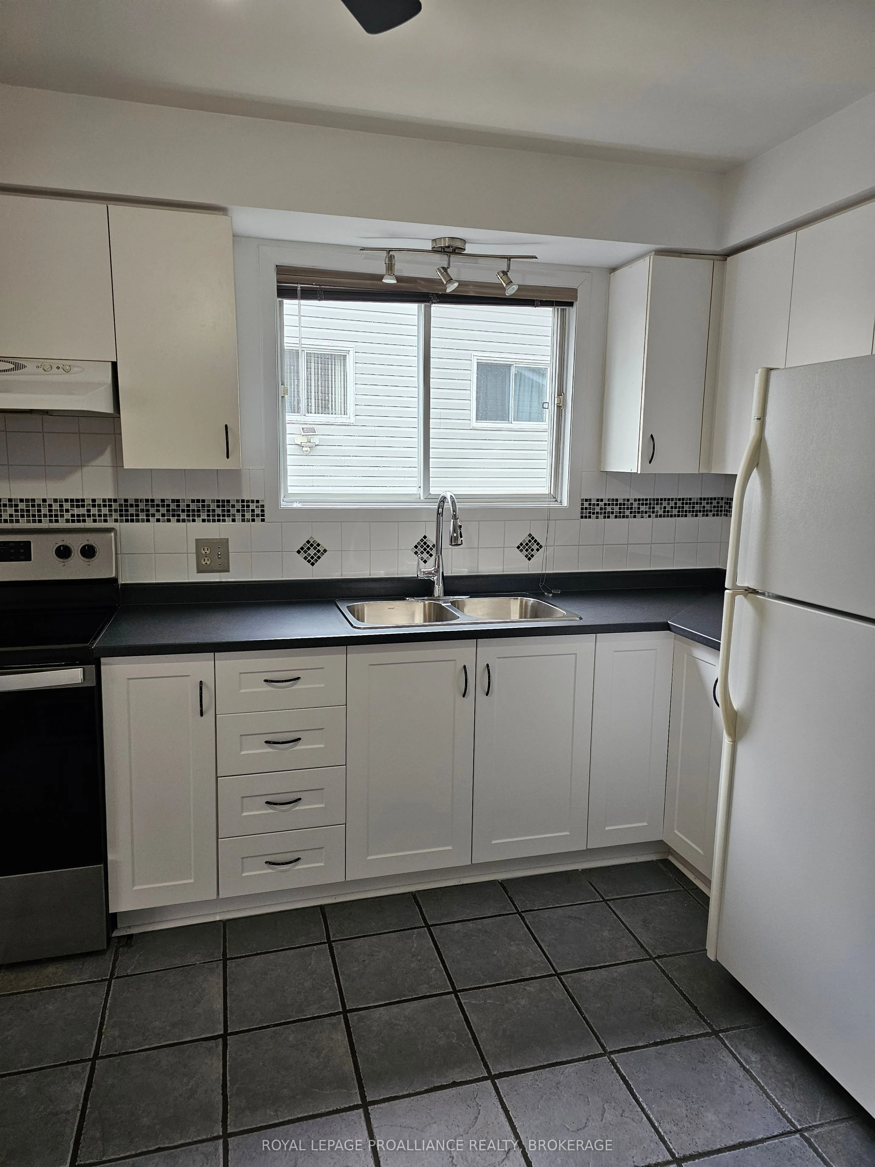 915 Warburton Crescent