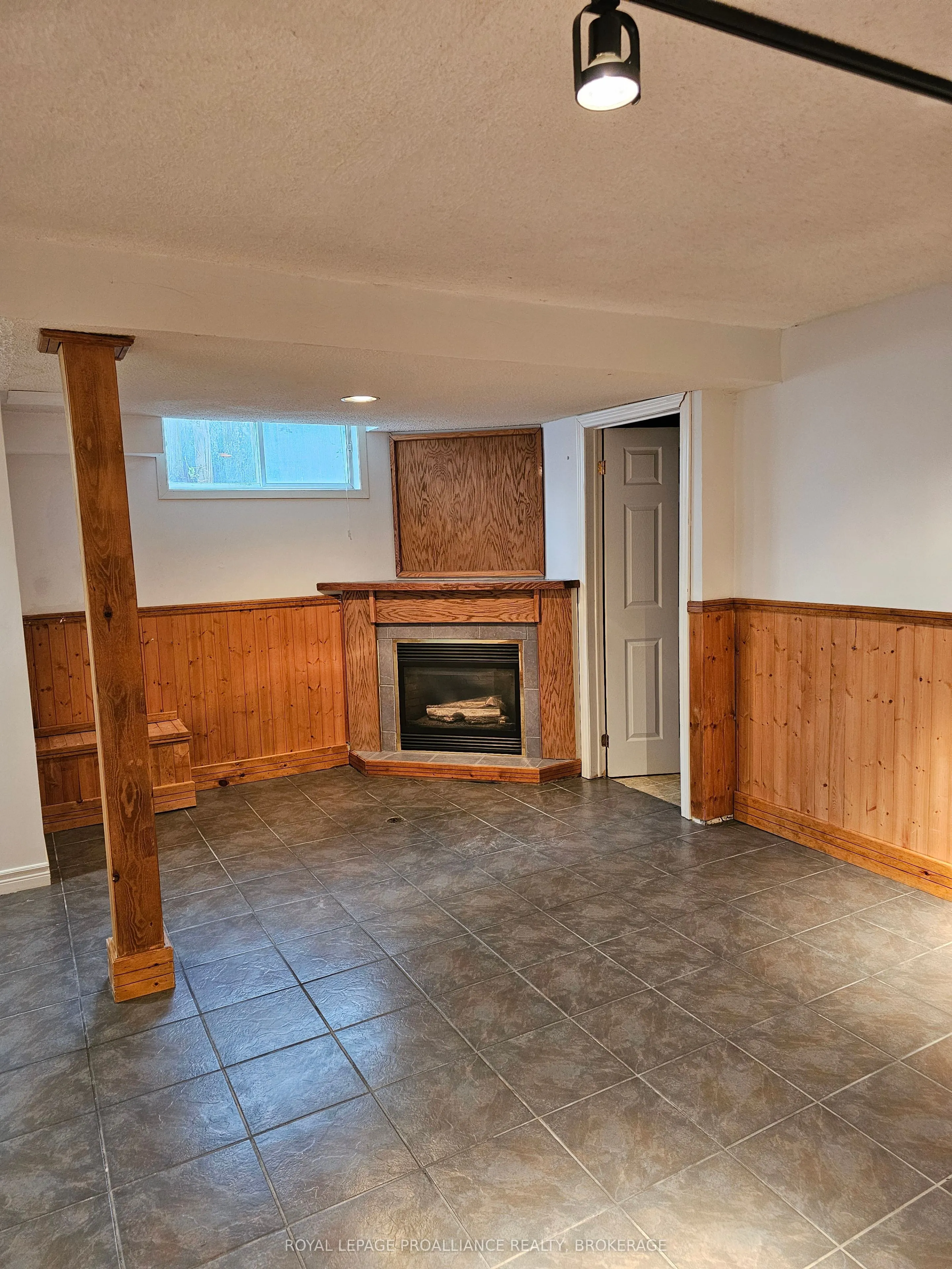 915 Warburton Crescent