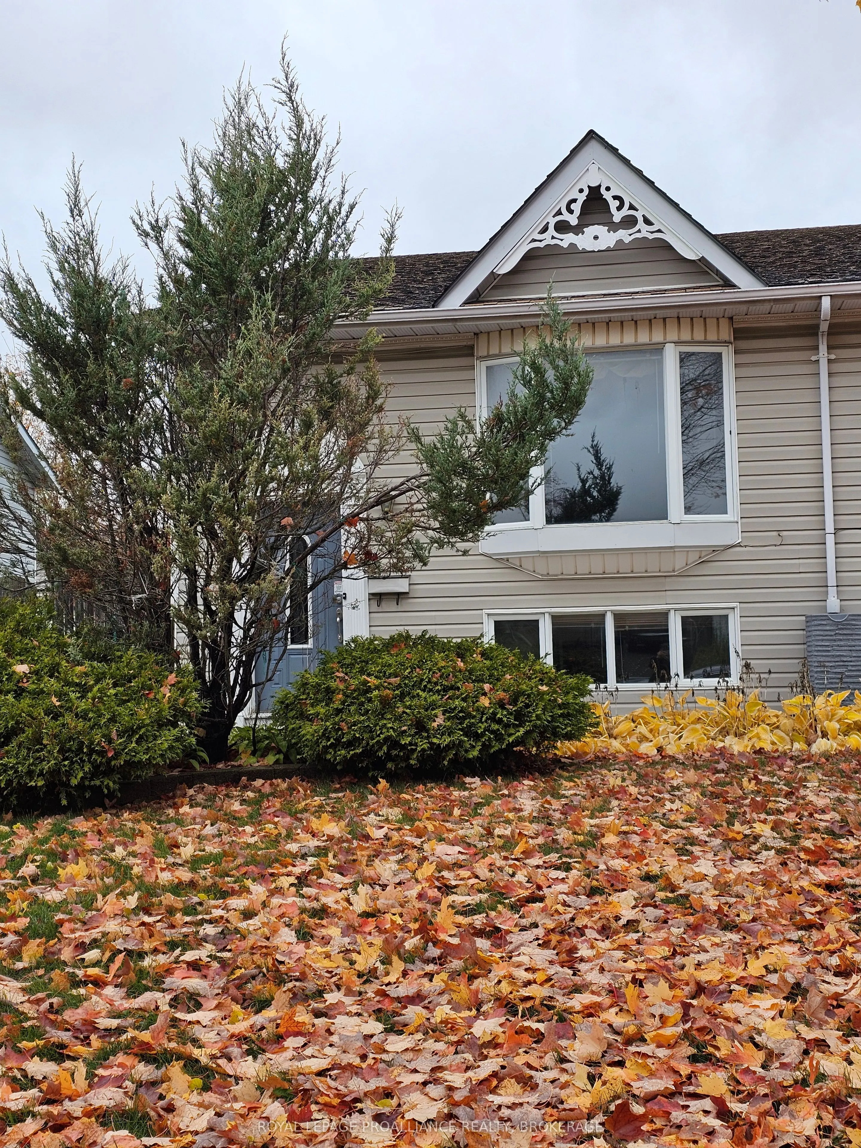 915 Warburton Crescent