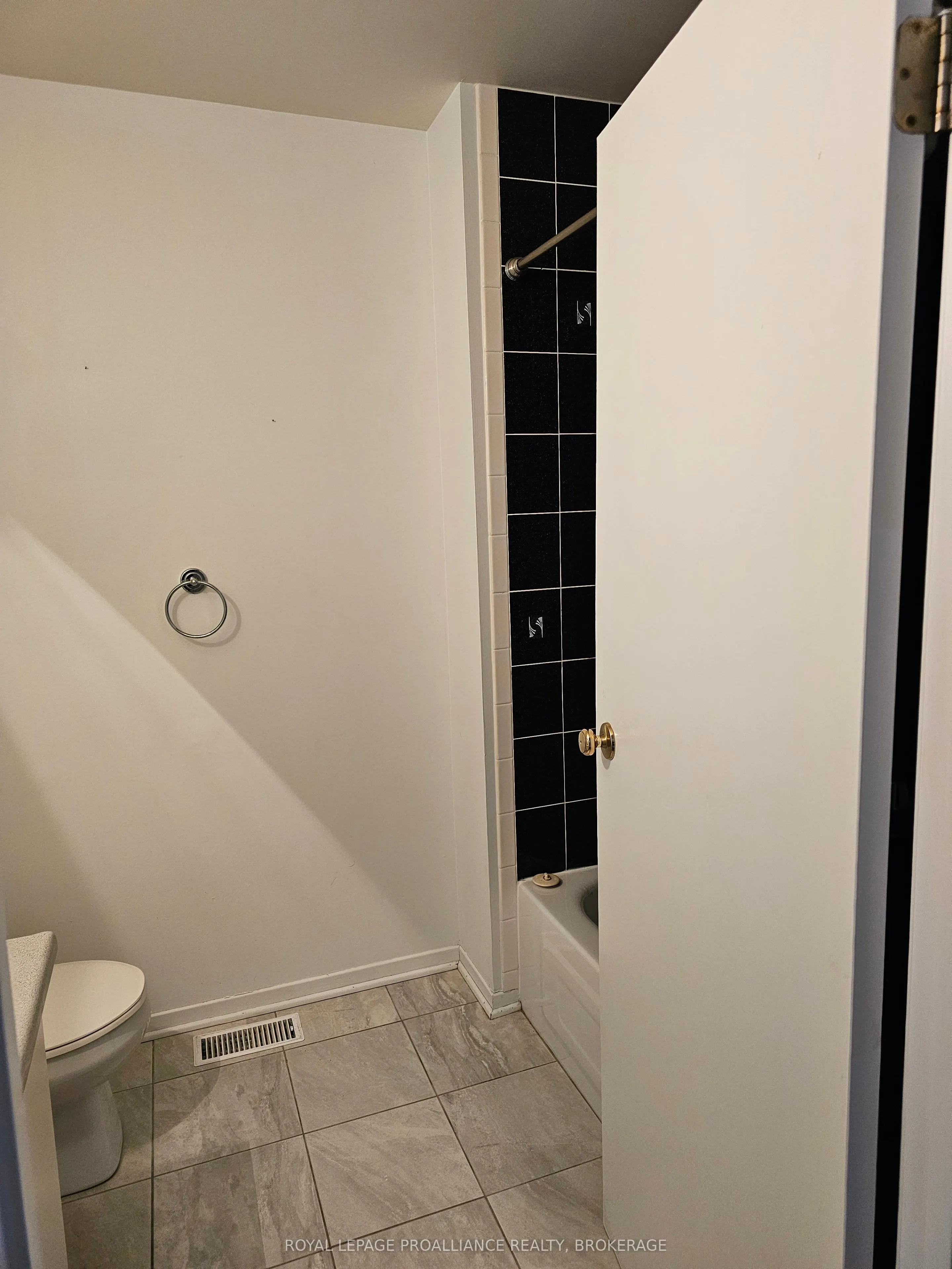 915 Warburton Crescent