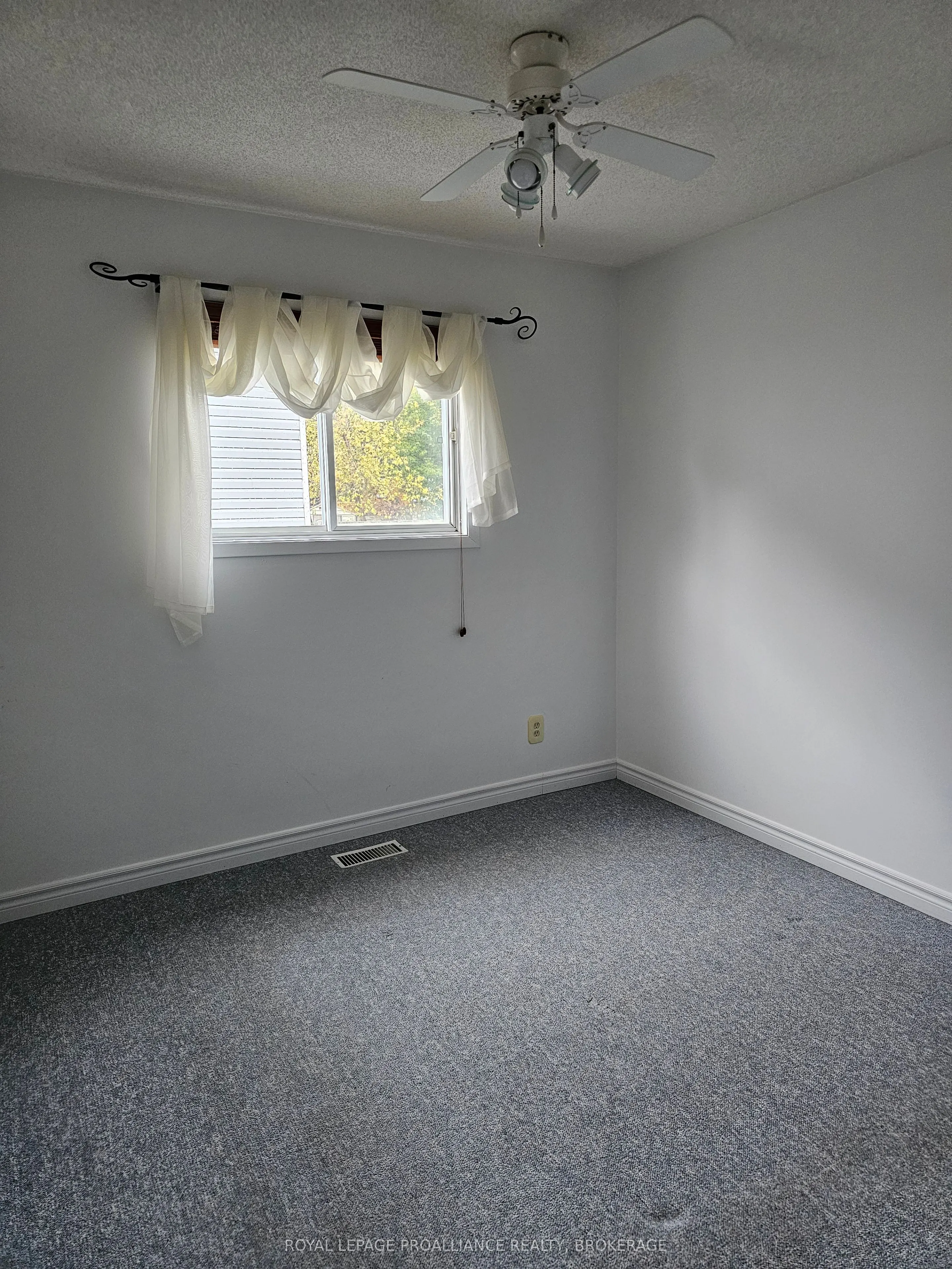 915 Warburton Crescent