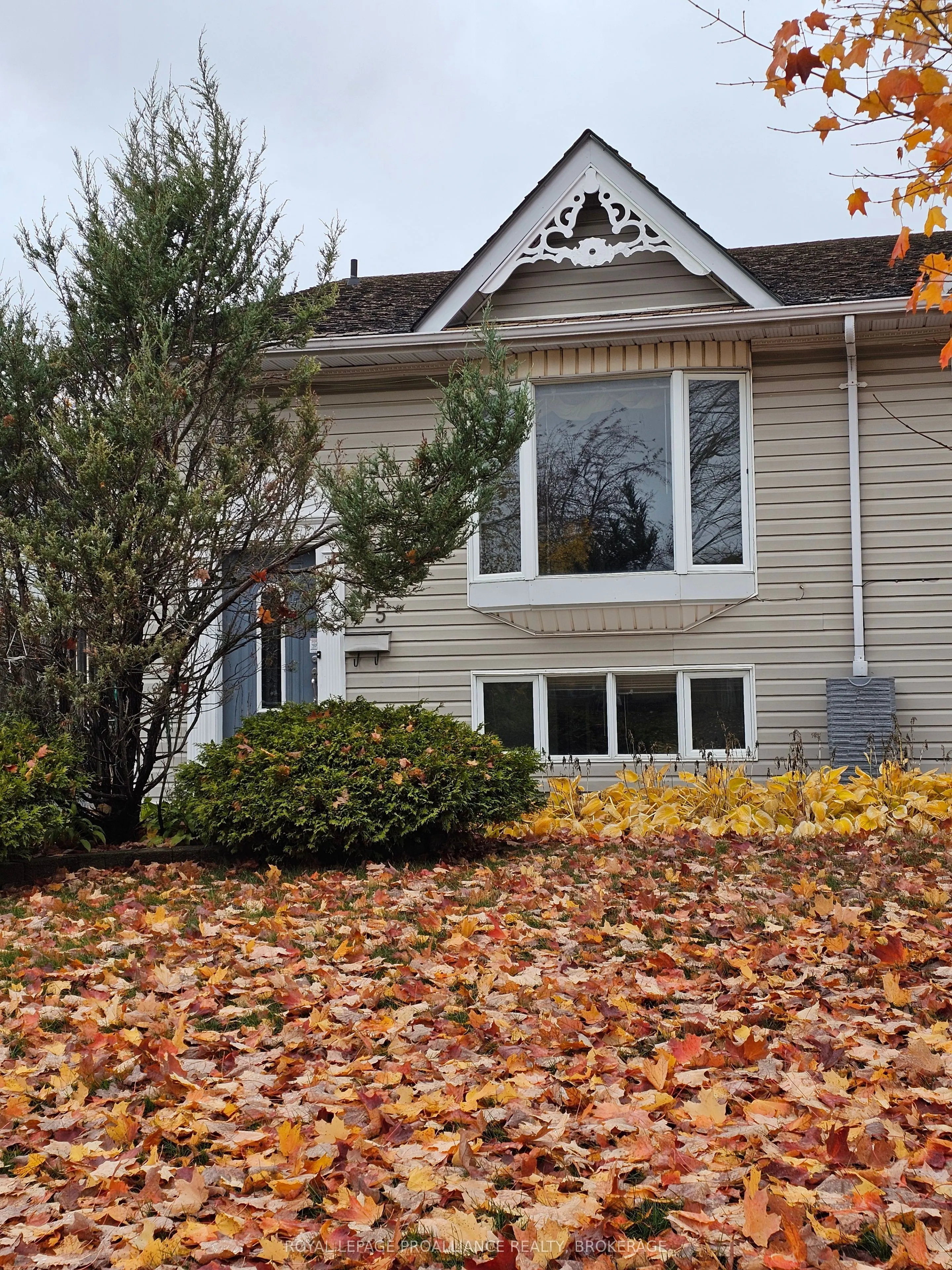 915 Warburton Crescent