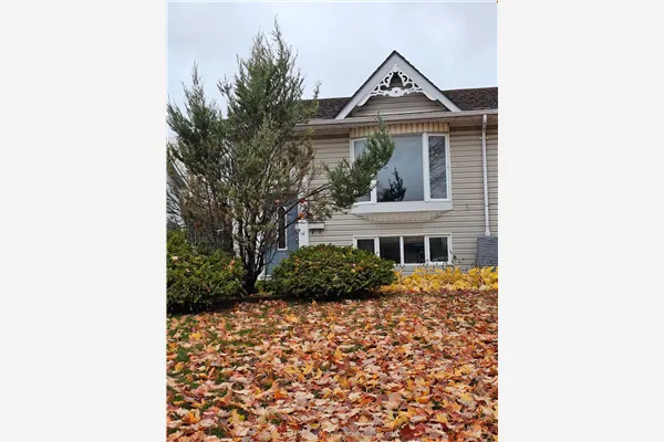 915 Warburton Crescent