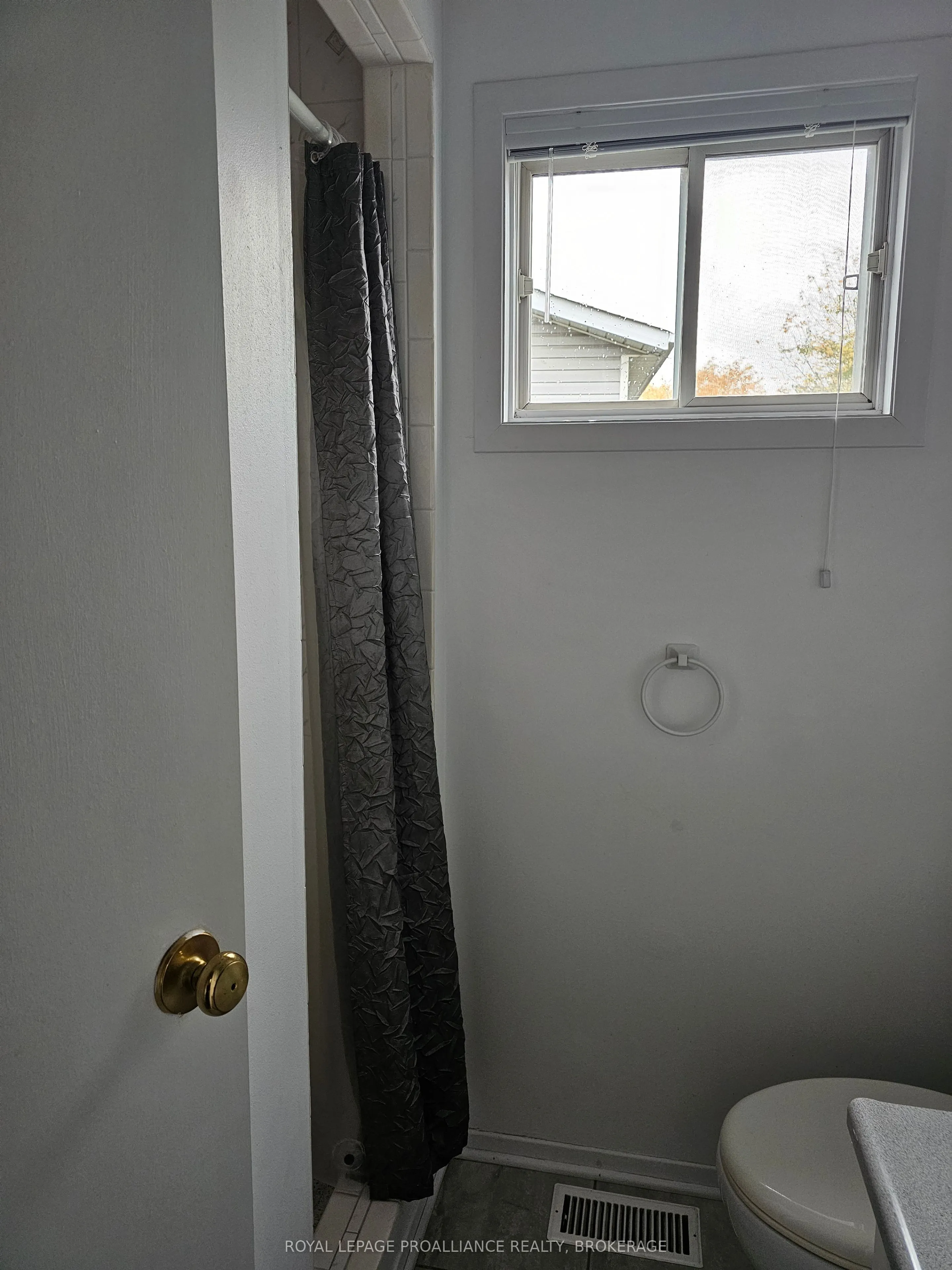 915 Warburton Crescent