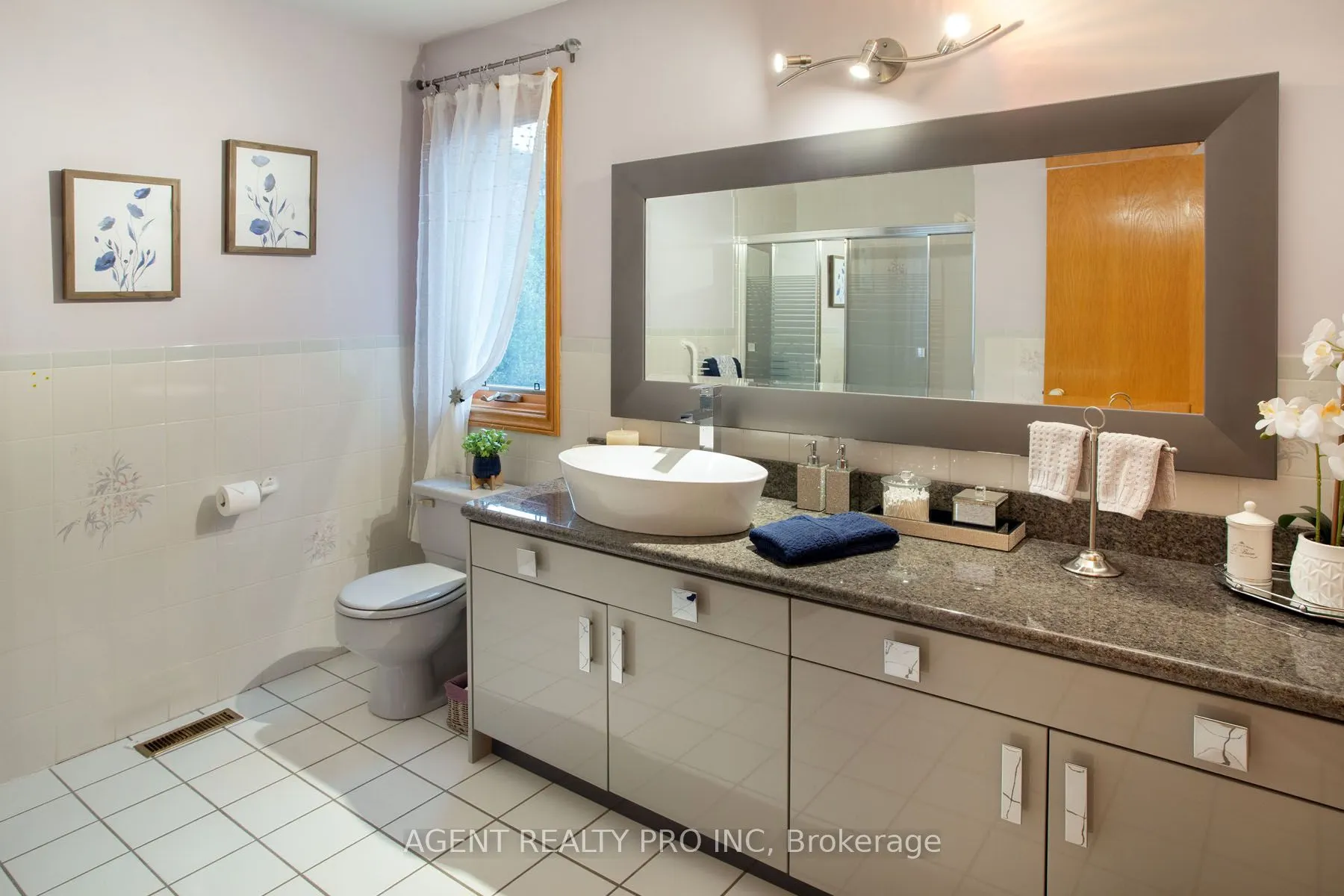 922 Country Club Crescent