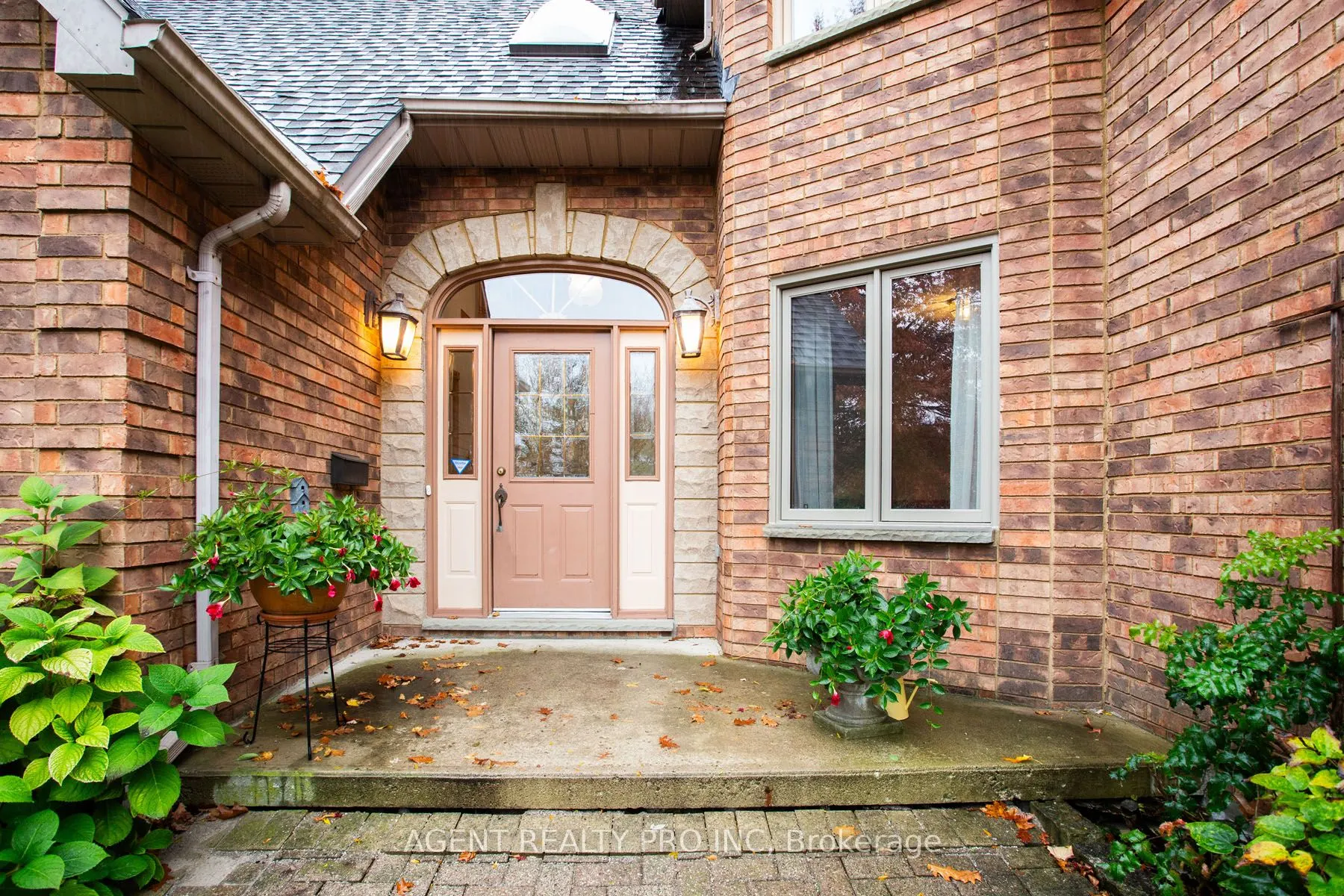 922 Country Club Crescent