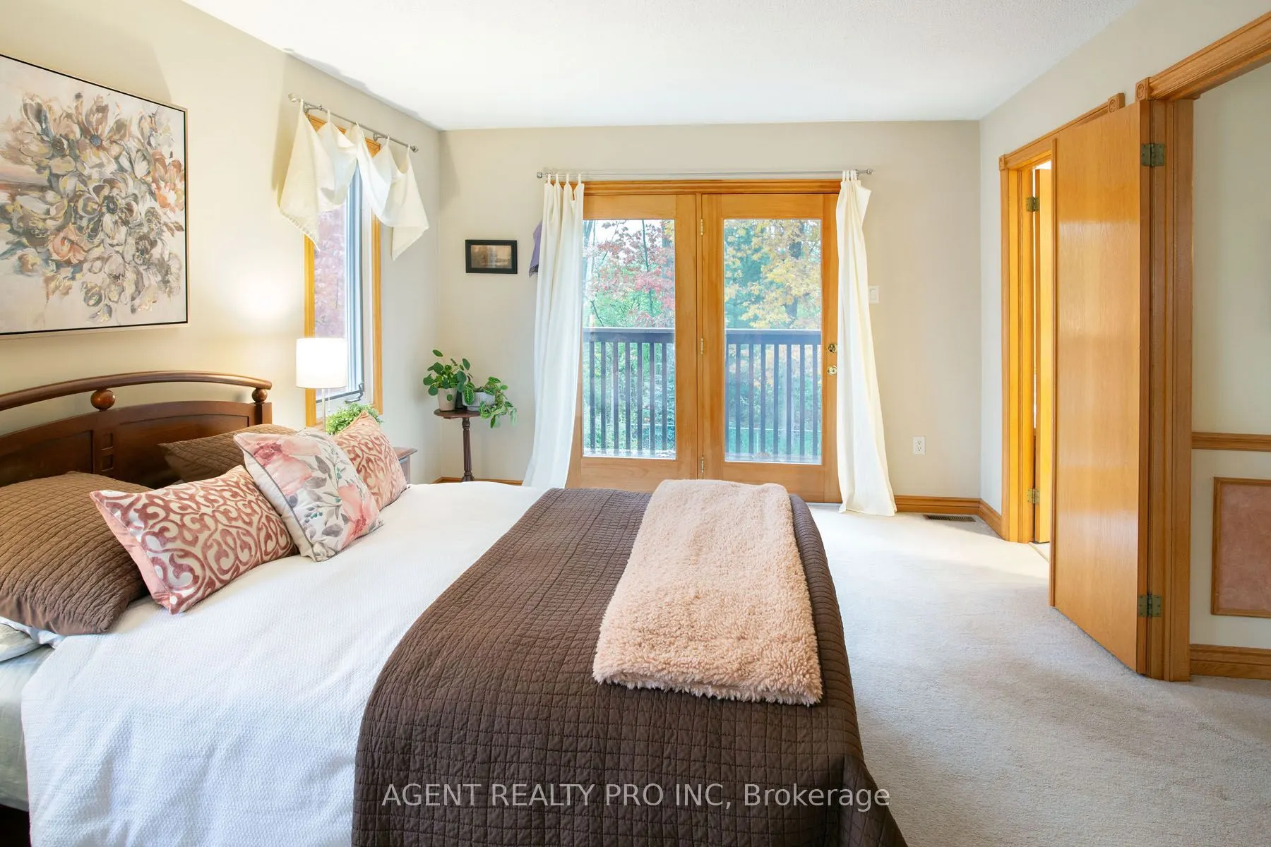 922 Country Club Crescent