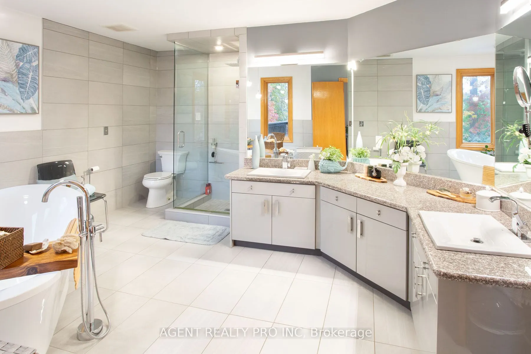 922 Country Club Crescent