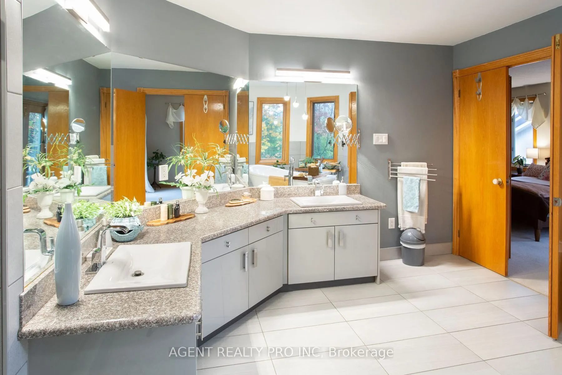 922 Country Club Crescent