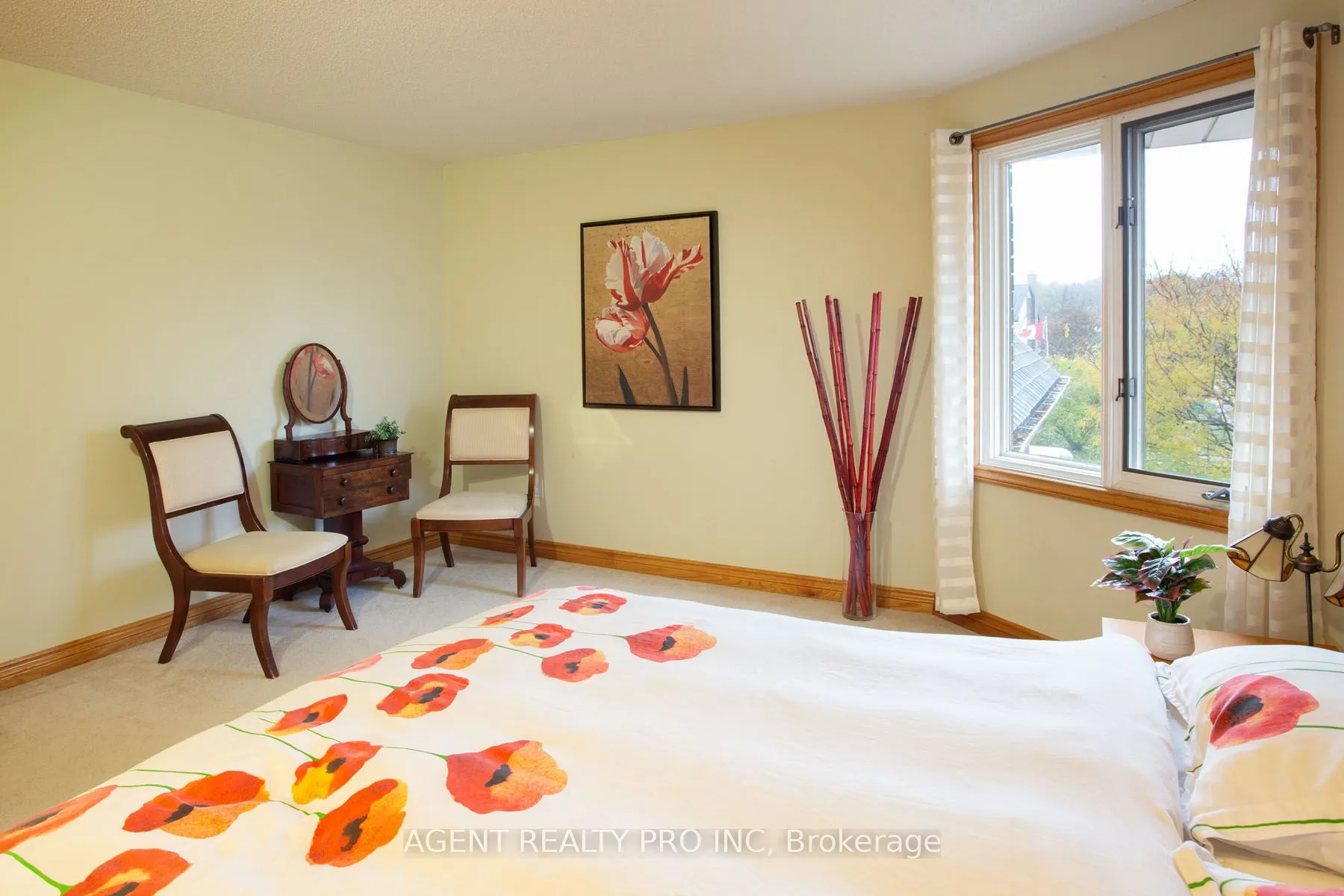 922 Country Club Crescent