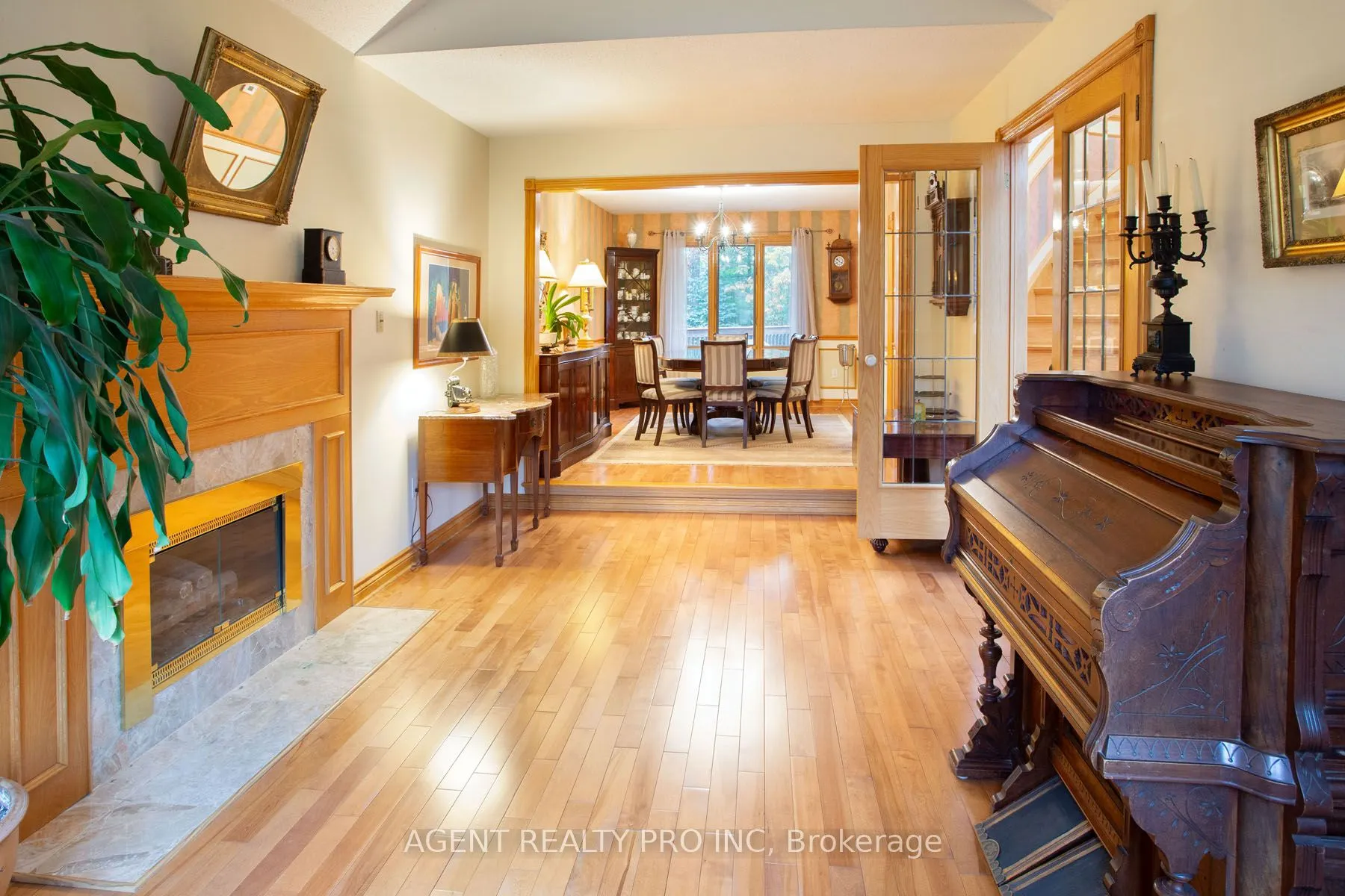 922 Country Club Crescent